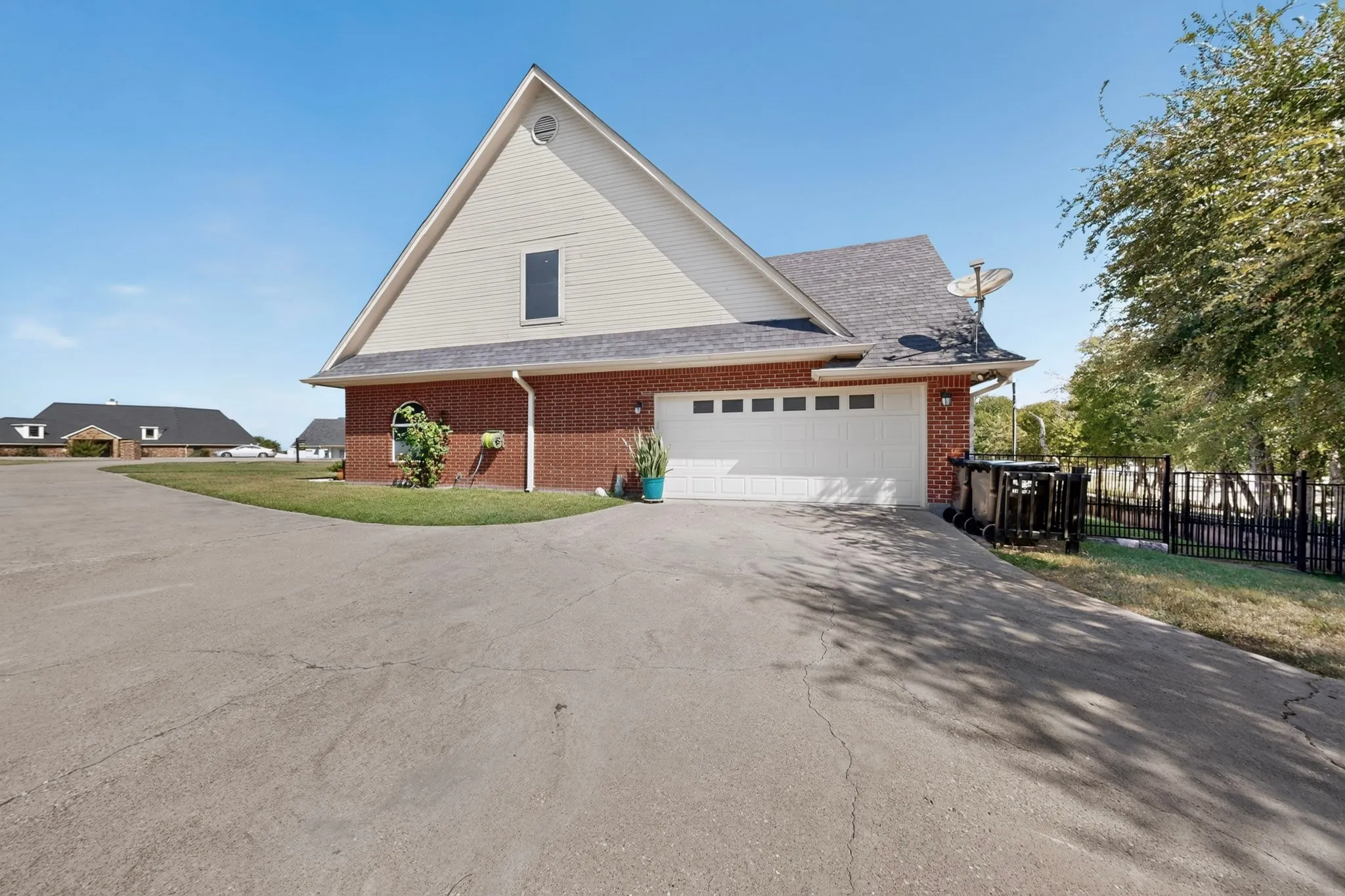 Single Family Residence For Sale in Hunt County , 10547 Kitsee Knoll Way, Quinlan, Texas 75474, 5 Bedroom, 3 Bathroom, 2 Garage spaces, 2,825 Sqft, built in 2002, mls#21406207, Real Estate Agent in Quinlan, Homes For Sale in Hunt county, Homes For Sale in Quinlan, Realtor in Quinlan Texas, Real Estate Brokerage Independent Realty Texas, Luminita Cordes Realtor