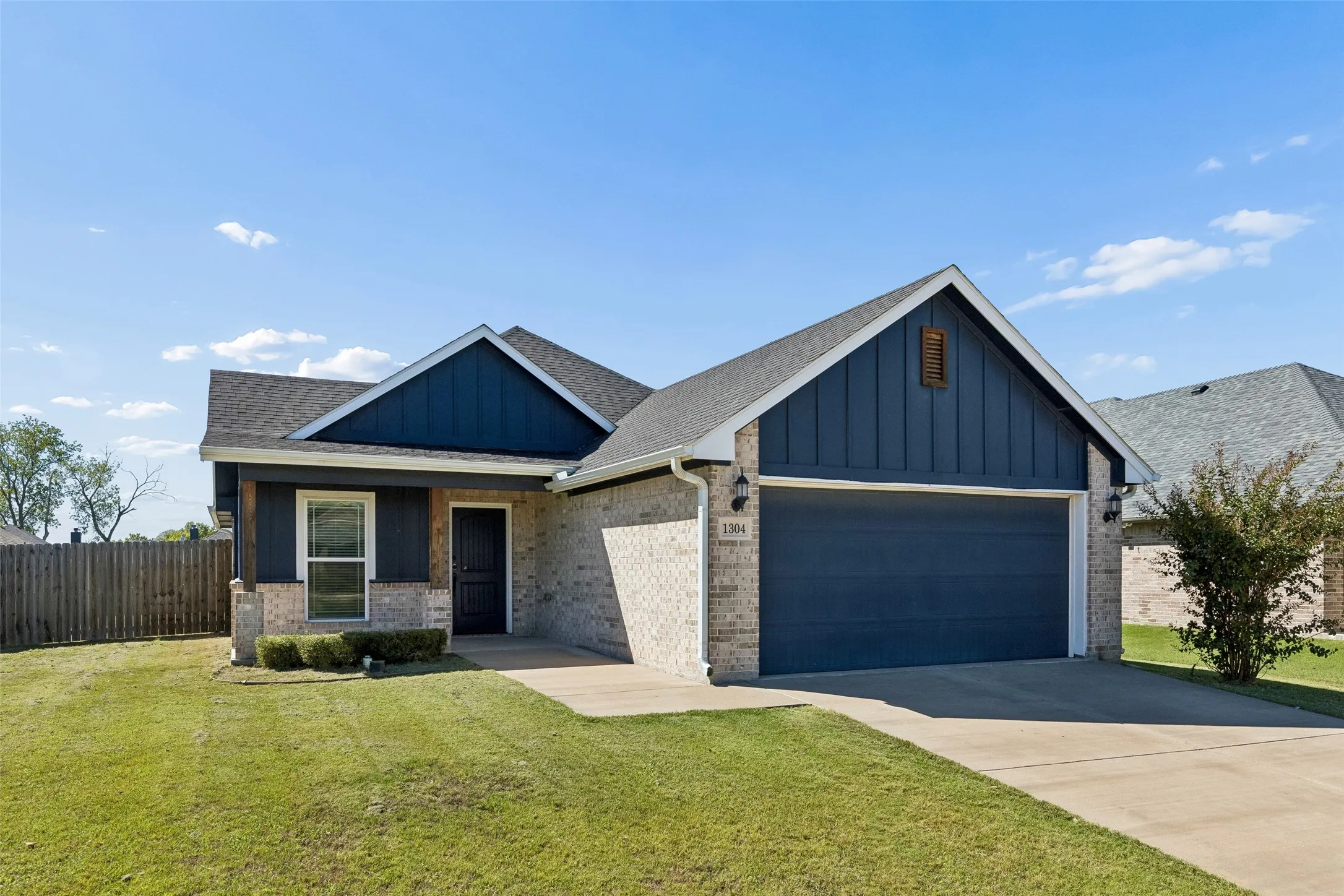 Single Family Residence For Sale in Grayson County , 1304 Saratoga Drive, Sherman, Texas 75092, 3 Bedroom, 2 Bathroom, 2 Garage spaces, 1,444 Sqft, built in 2021, mls#21403842, Real Estate Agent in Sherman, Homes For Sale in Grayson county, Homes For Sale in Sherman, Realtor in Sherman Texas, Real Estate Brokerage Independent Realty Texas, Luminita Cordes Realtor