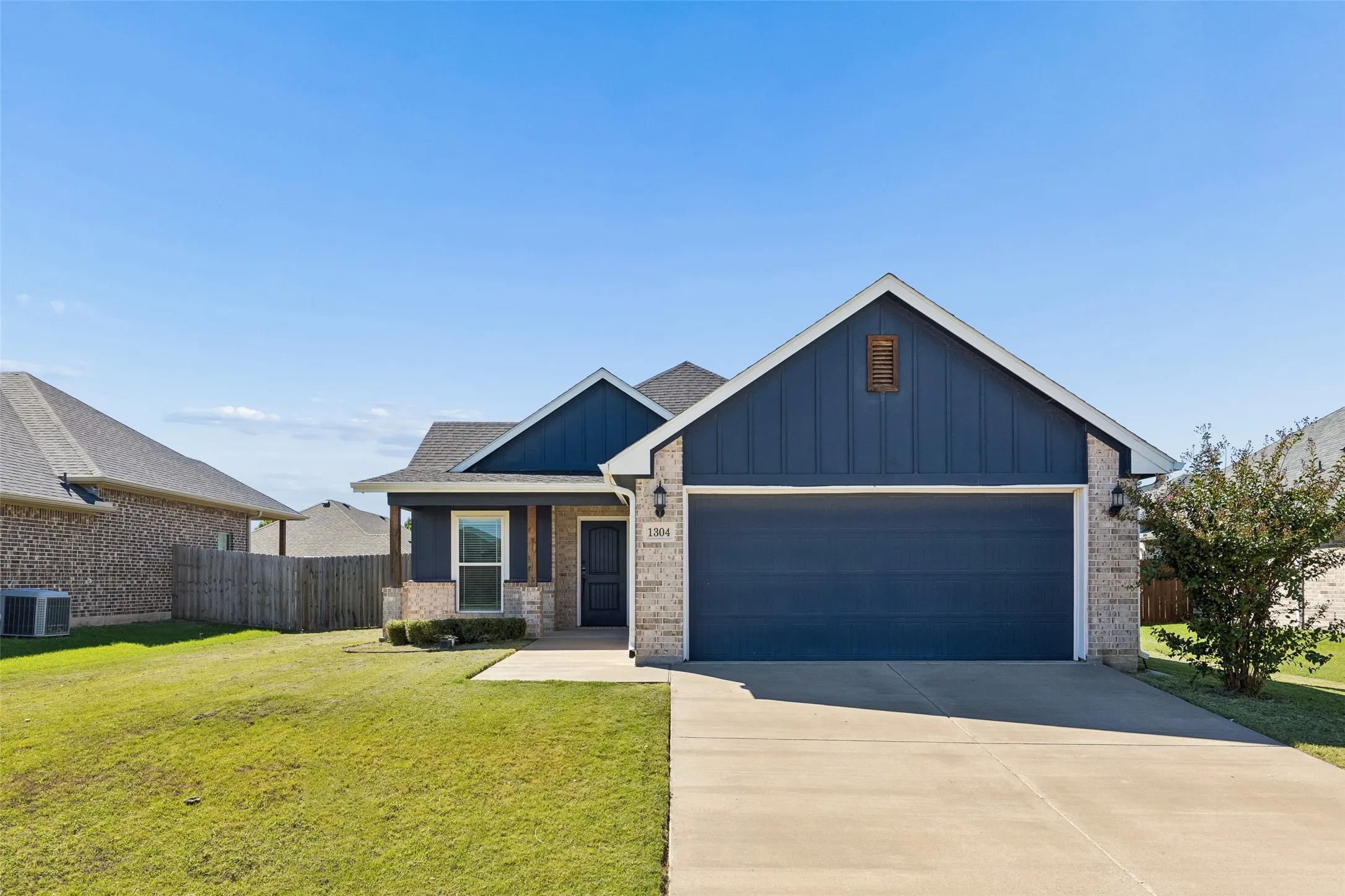 Single Family Residence For Sale in Grayson County , 1304 Saratoga Drive, Sherman, Texas 75092, 3 Bedroom, 2 Bathroom, 2 Garage spaces, 1,444 Sqft, built in 2021, mls#21403842, Real Estate Agent in Sherman, Homes For Sale in Grayson county, Homes For Sale in Sherman, Realtor in Sherman Texas, Real Estate Brokerage Independent Realty Texas, Luminita Cordes Realtor