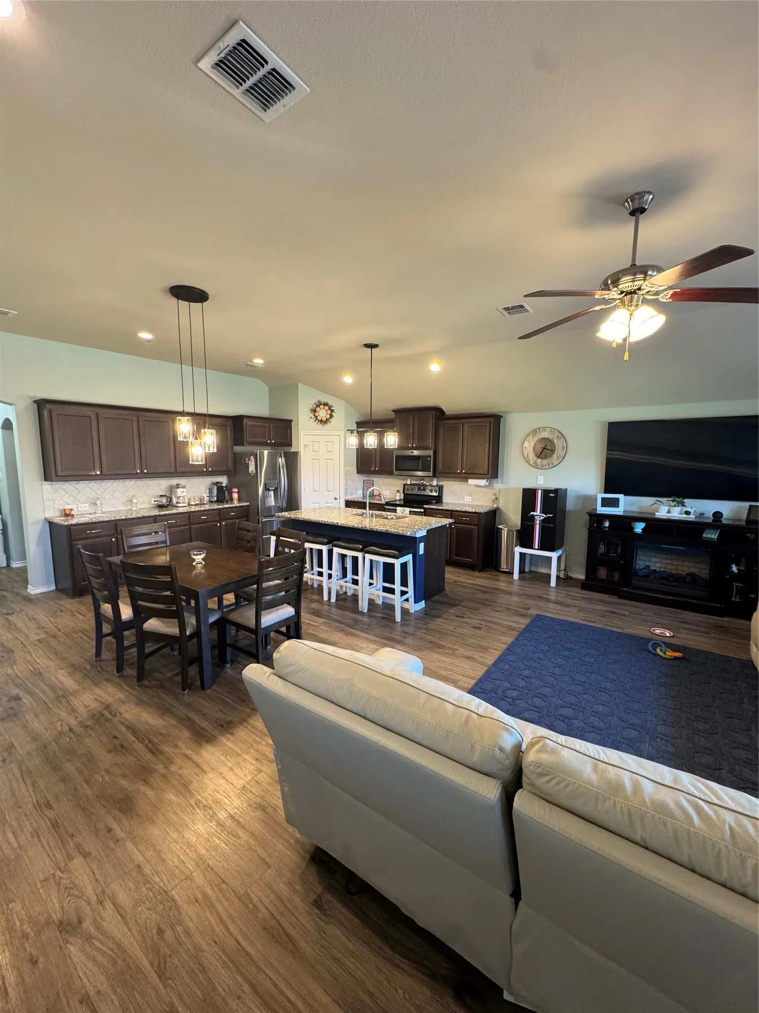 Single Family Residence For Rent in Denton County , 4101 Bridle Path Lane, Sanger, Texas 76266, 4 Bedroom, 2 Bathroom, 2 Garage spaces, 1,921 Sqft, built in 2016, mls#21406219, Real Estate Agent in Sanger, Homes For Rent in Denton county, Homes For Rent in Sanger, Realtor in Sanger Texas, Real Estate Brokerage Independent Realty Texas, Luminita Cordes Realtor