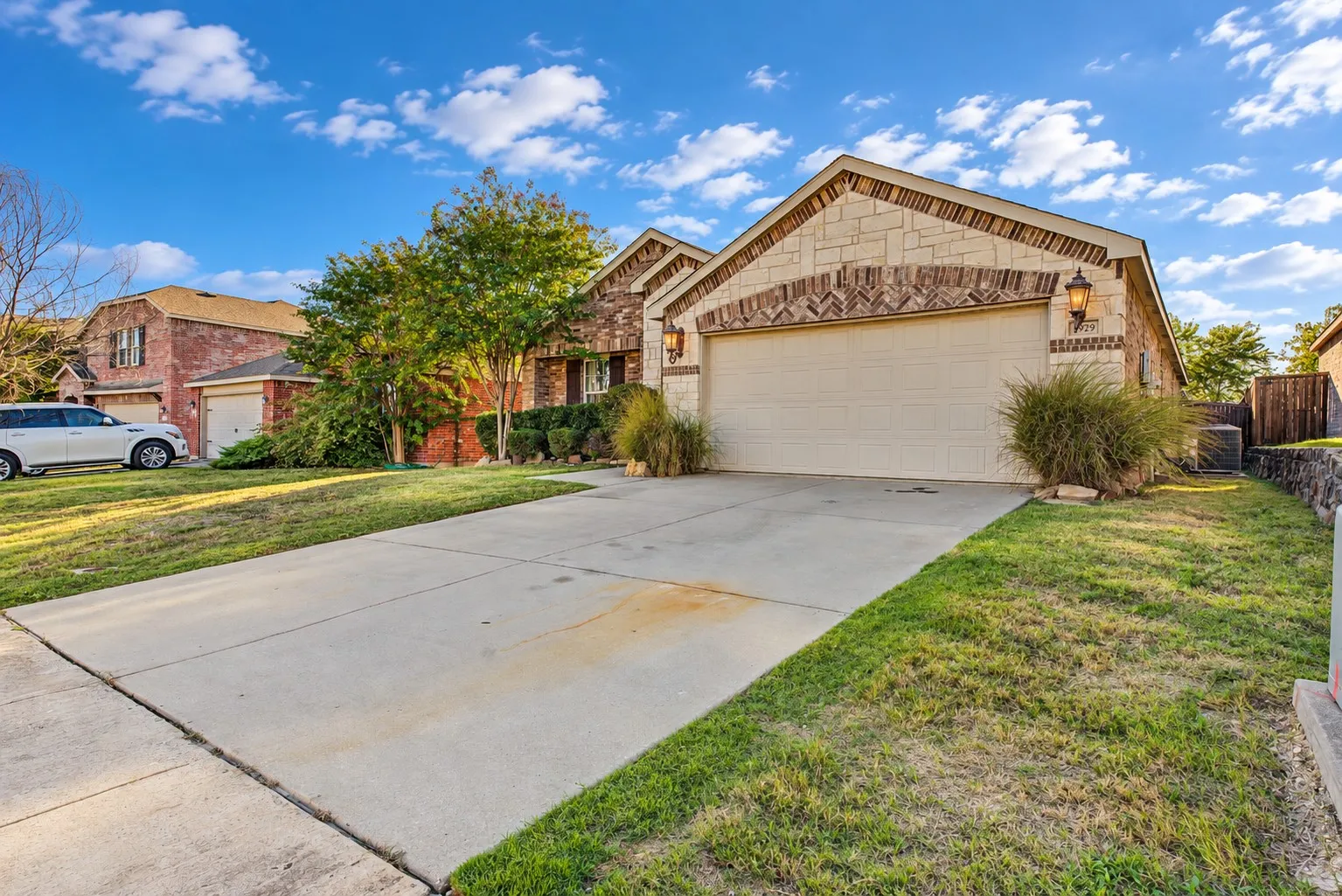 Single Family Residence For Sale in Collin County , 2929 Aspen Way, Melissa, Texas 75454, 3 Bedroom, 2 Bathroom, 2 Garage spaces, 1,900 Sqft, built in 2014, mls#21401945, Real Estate Agent in Melissa, Homes For Sale in Collin county, Homes For Sale in Melissa, Realtor in Melissa Texas, Real Estate Brokerage Independent Realty Texas, Luminita Cordes Realtor