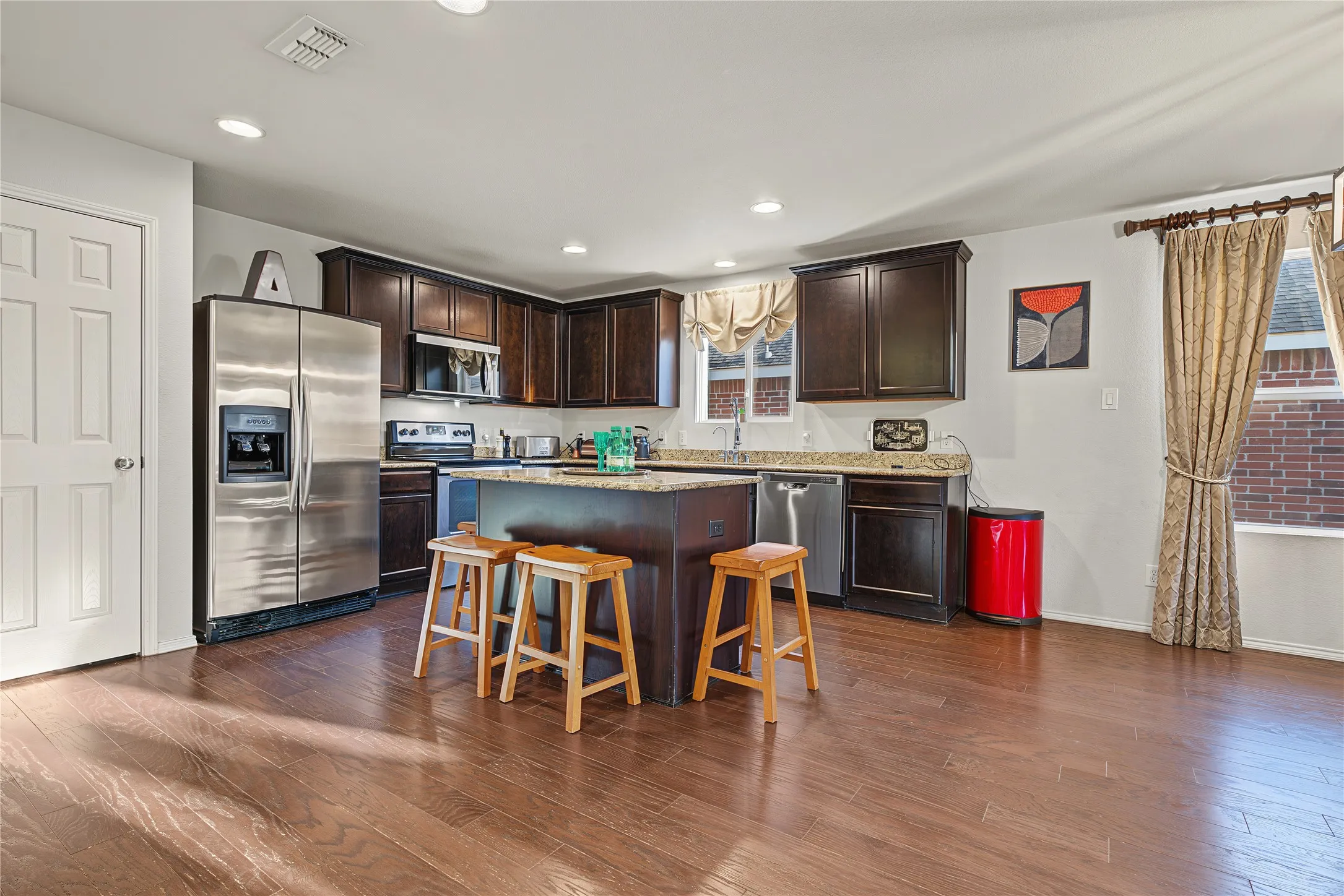 Single Family Residence For Sale in Collin County , 2929 Aspen Way, Melissa, Texas 75454, 3 Bedroom, 2 Bathroom, 2 Garage spaces, 1,900 Sqft, built in 2014, mls#21401945, Real Estate Agent in Melissa, Homes For Sale in Collin county, Homes For Sale in Melissa, Realtor in Melissa Texas, Real Estate Brokerage Independent Realty Texas, Luminita Cordes Realtor