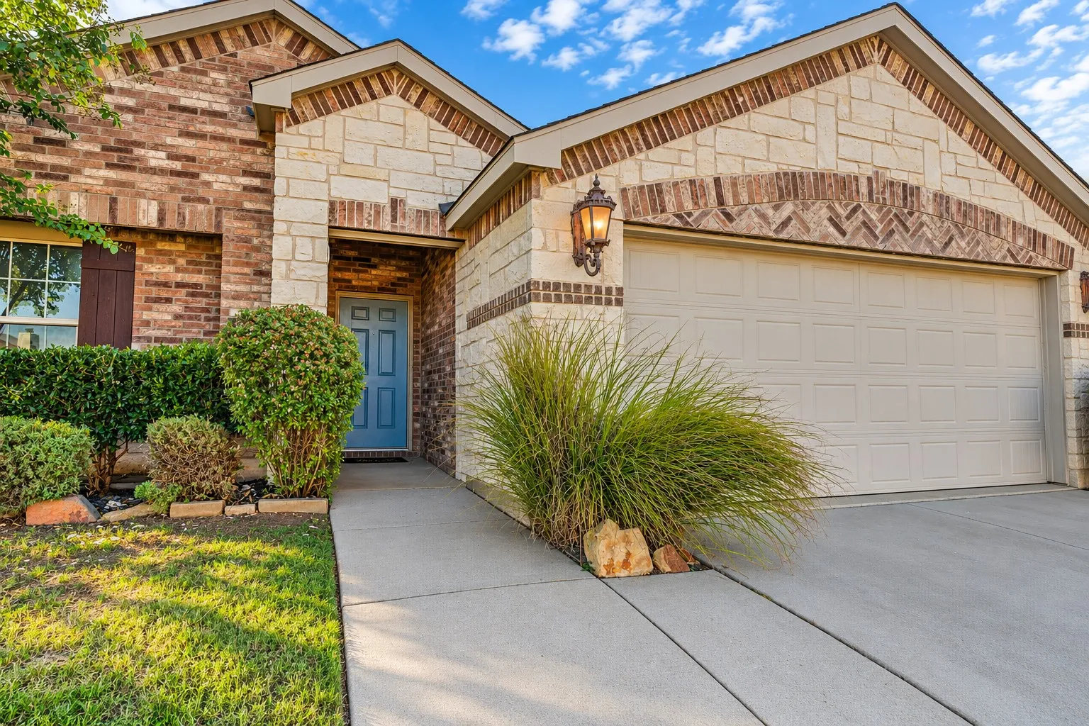 Single Family Residence For Sale in Collin County , 2929 Aspen Way, Melissa, Texas 75454, 3 Bedroom, 2 Bathroom, 2 Garage spaces, 1,900 Sqft, built in 2014, mls#21401945, Real Estate Agent in Melissa, Homes For Sale in Collin county, Homes For Sale in Melissa, Realtor in Melissa Texas, Real Estate Brokerage Independent Realty Texas, Luminita Cordes Realtor