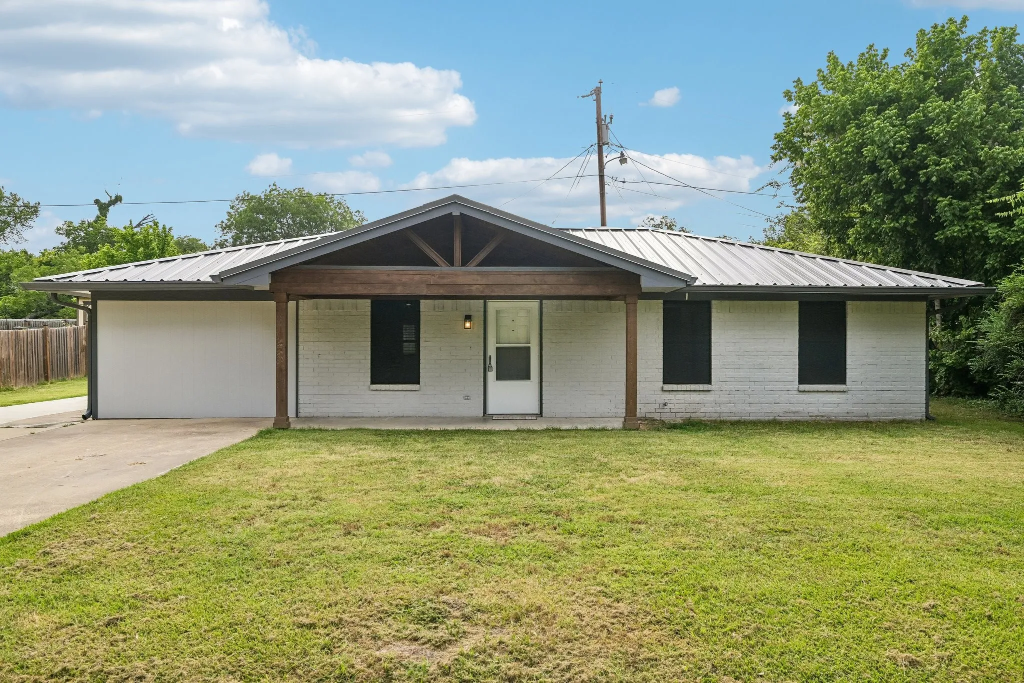 Single Family Residence For Sale in Kaufman County , 511 Commerce Street, Kemp, Texas 75143, 4 Bedroom, 2 Bathroom, Garage spaces, 1,785 Sqft, built in 1984, mls#21406223, Real Estate Agent in Kemp, Homes For Sale in Kaufman county, Homes For Sale in Kemp, Realtor in Kemp Texas, Real Estate Brokerage Independent Realty Texas, Luminita Cordes Realtor
