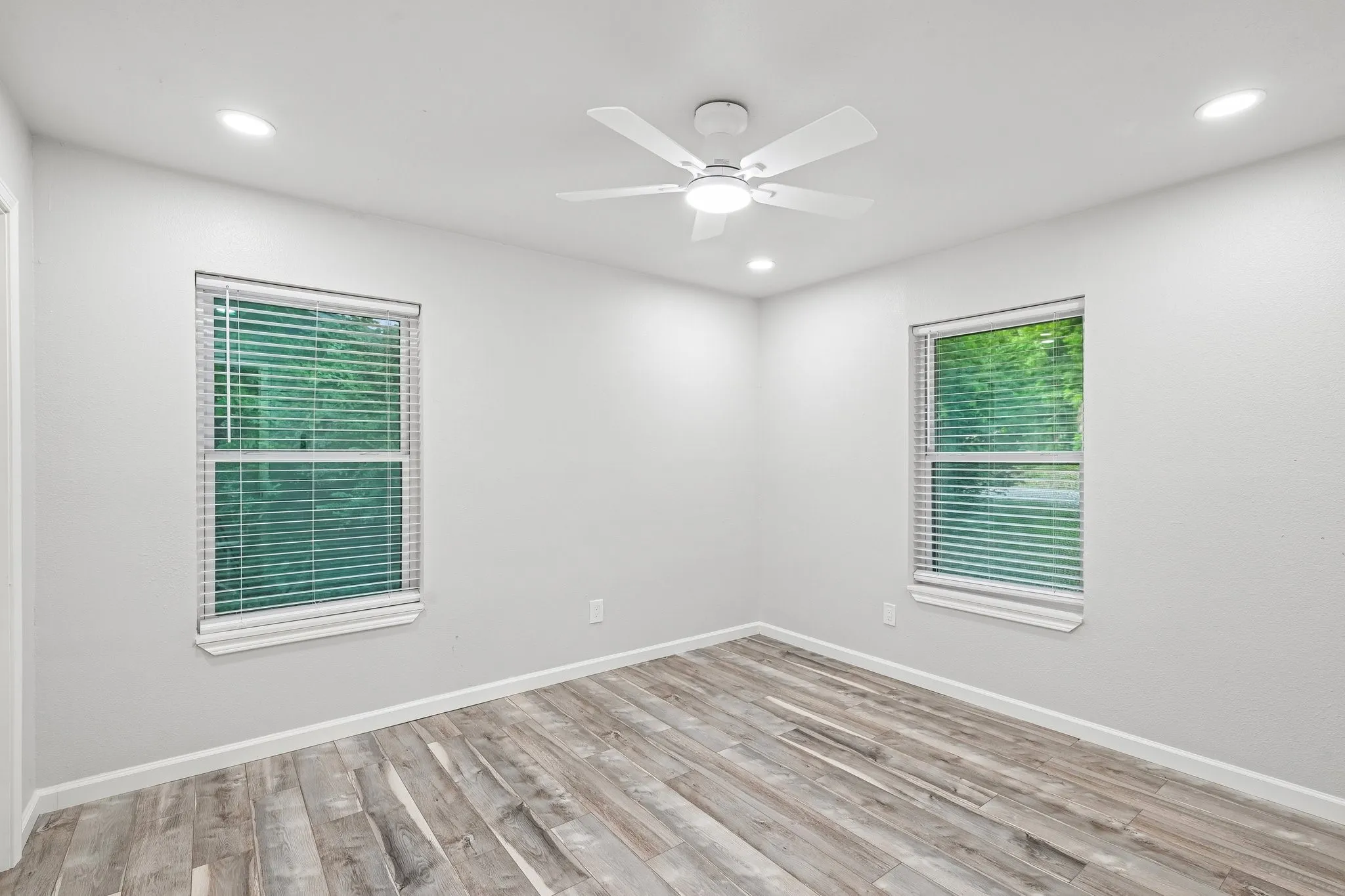 Single Family Residence For Sale in Kaufman County , 511 Commerce Street, Kemp, Texas 75143, 4 Bedroom, 2 Bathroom, Garage spaces, 1,785 Sqft, built in 1984, mls#21406223, Real Estate Agent in Kemp, Homes For Sale in Kaufman county, Homes For Sale in Kemp, Realtor in Kemp Texas, Real Estate Brokerage Independent Realty Texas, Luminita Cordes Realtor