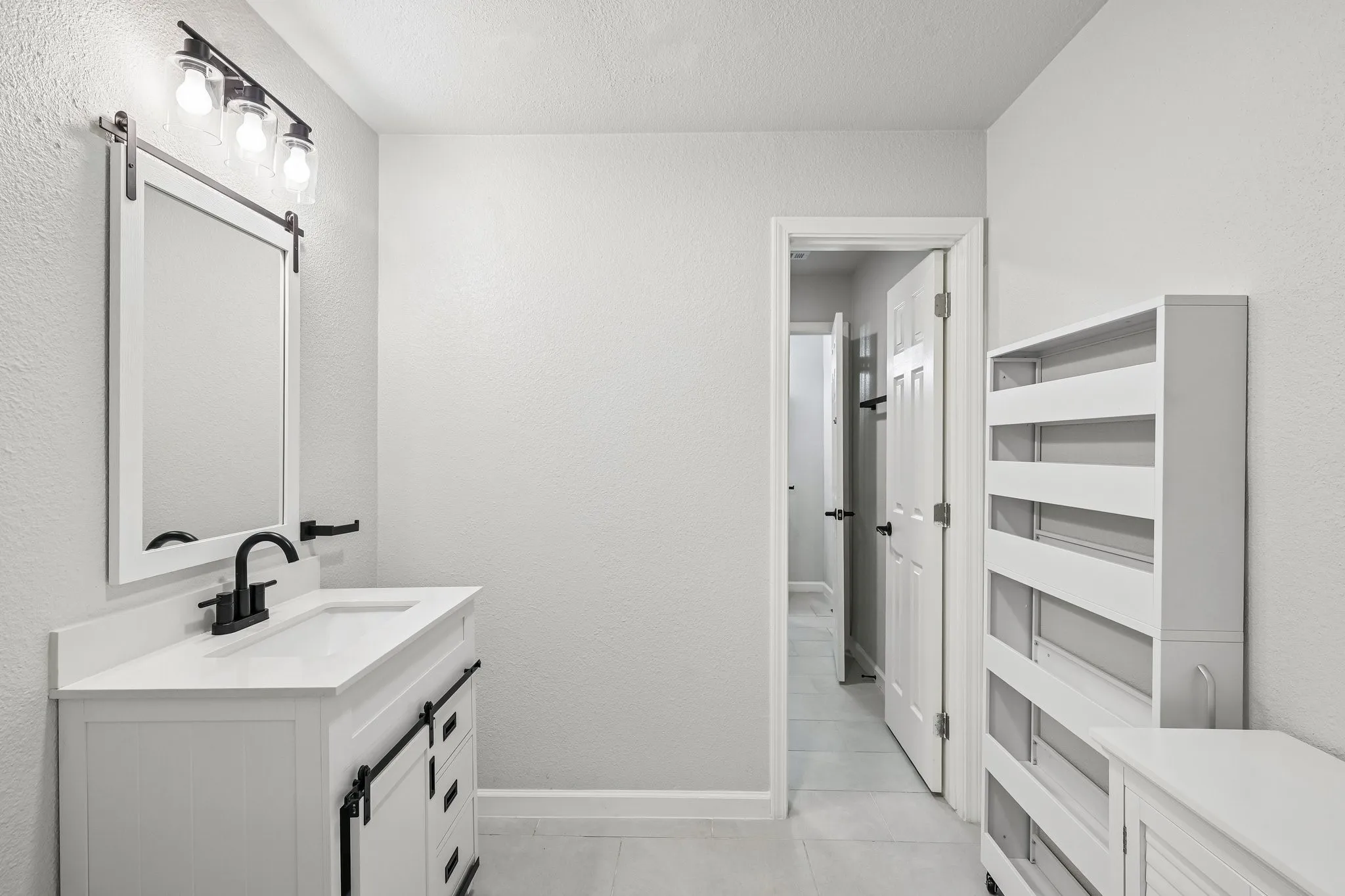 Single Family Residence For Sale in Kaufman County , 511 Commerce Street, Kemp, Texas 75143, 4 Bedroom, 2 Bathroom, Garage spaces, 1,785 Sqft, built in 1984, mls#21406223, Real Estate Agent in Kemp, Homes For Sale in Kaufman county, Homes For Sale in Kemp, Realtor in Kemp Texas, Real Estate Brokerage Independent Realty Texas, Luminita Cordes Realtor
