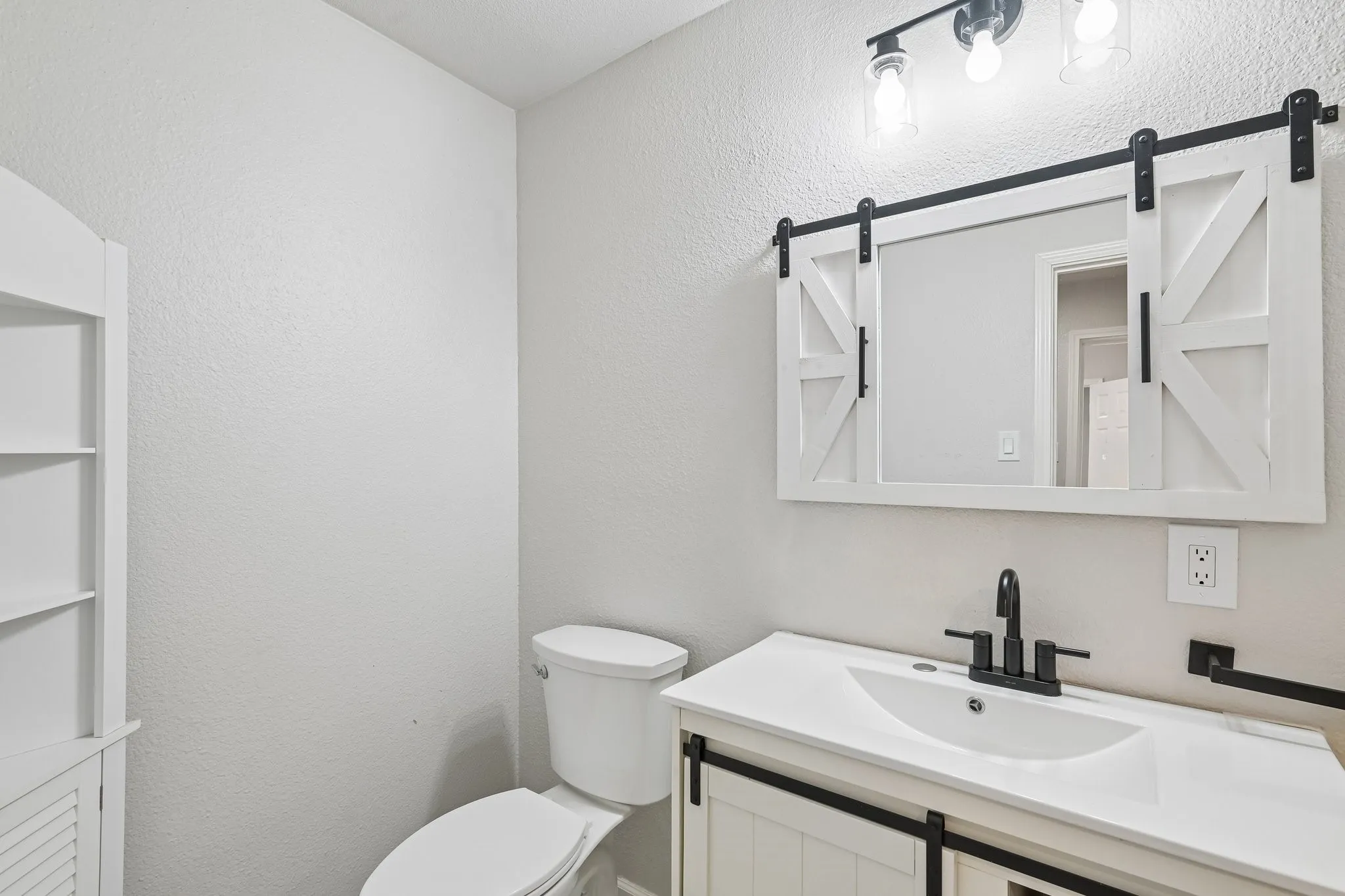 Single Family Residence For Sale in Kaufman County , 511 Commerce Street, Kemp, Texas 75143, 4 Bedroom, 2 Bathroom, Garage spaces, 1,785 Sqft, built in 1984, mls#21406223, Real Estate Agent in Kemp, Homes For Sale in Kaufman county, Homes For Sale in Kemp, Realtor in Kemp Texas, Real Estate Brokerage Independent Realty Texas, Luminita Cordes Realtor