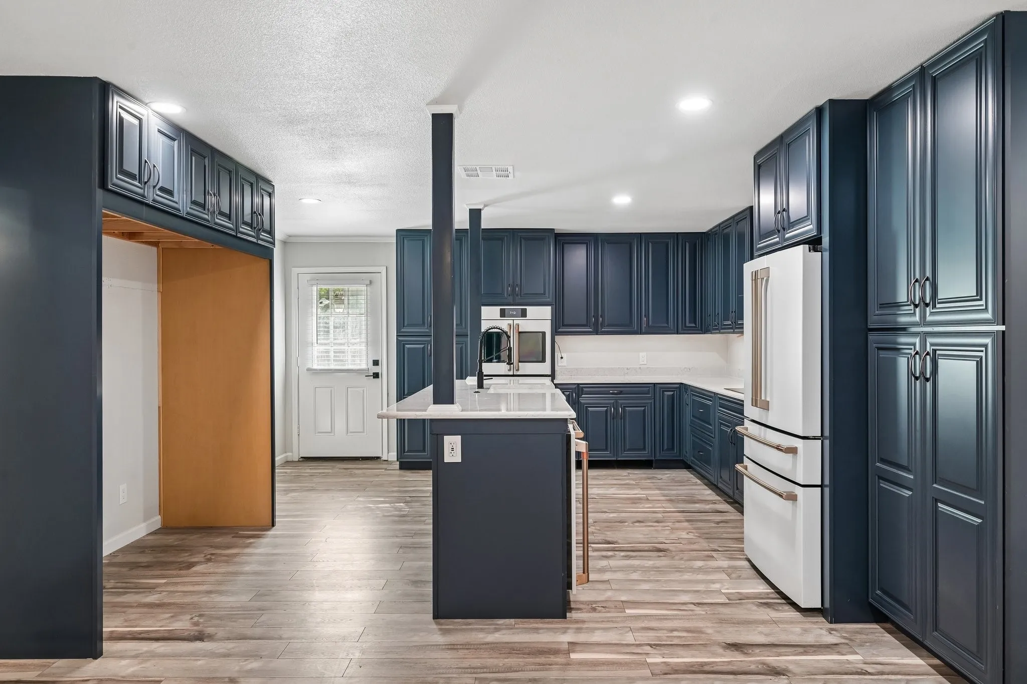 Single Family Residence For Sale in Kaufman County , 511 Commerce Street, Kemp, Texas 75143, 4 Bedroom, 2 Bathroom, Garage spaces, 1,785 Sqft, built in 1984, mls#21406223, Real Estate Agent in Kemp, Homes For Sale in Kaufman county, Homes For Sale in Kemp, Realtor in Kemp Texas, Real Estate Brokerage Independent Realty Texas, Luminita Cordes Realtor