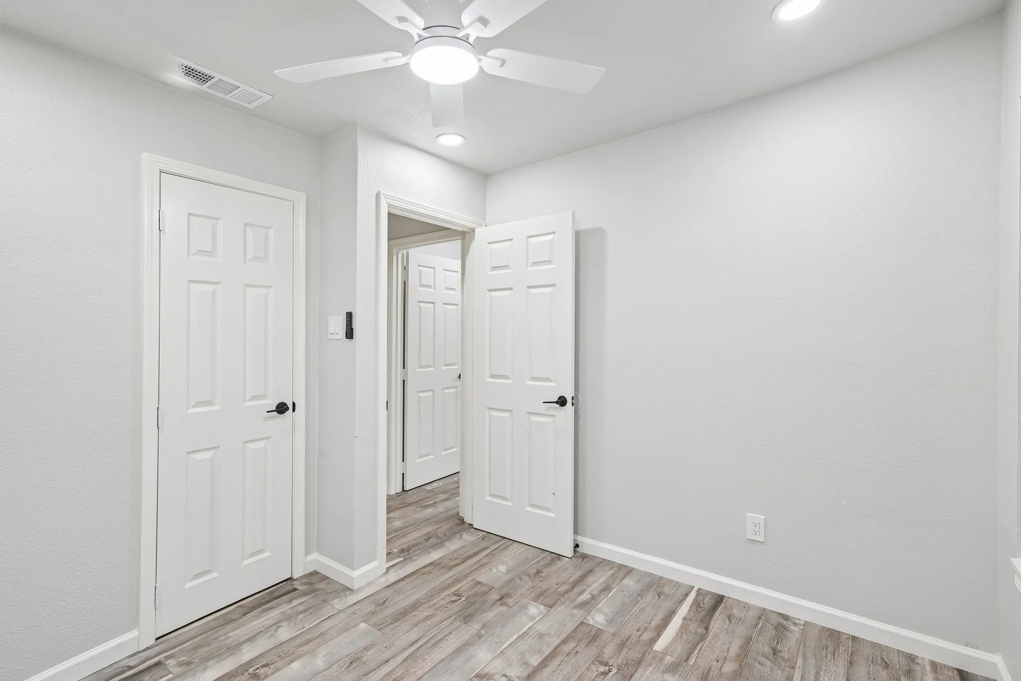 Single Family Residence For Sale in Kaufman County , 511 Commerce Street, Kemp, Texas 75143, 4 Bedroom, 2 Bathroom, Garage spaces, 1,785 Sqft, built in 1984, mls#21406223, Real Estate Agent in Kemp, Homes For Sale in Kaufman county, Homes For Sale in Kemp, Realtor in Kemp Texas, Real Estate Brokerage Independent Realty Texas, Luminita Cordes Realtor