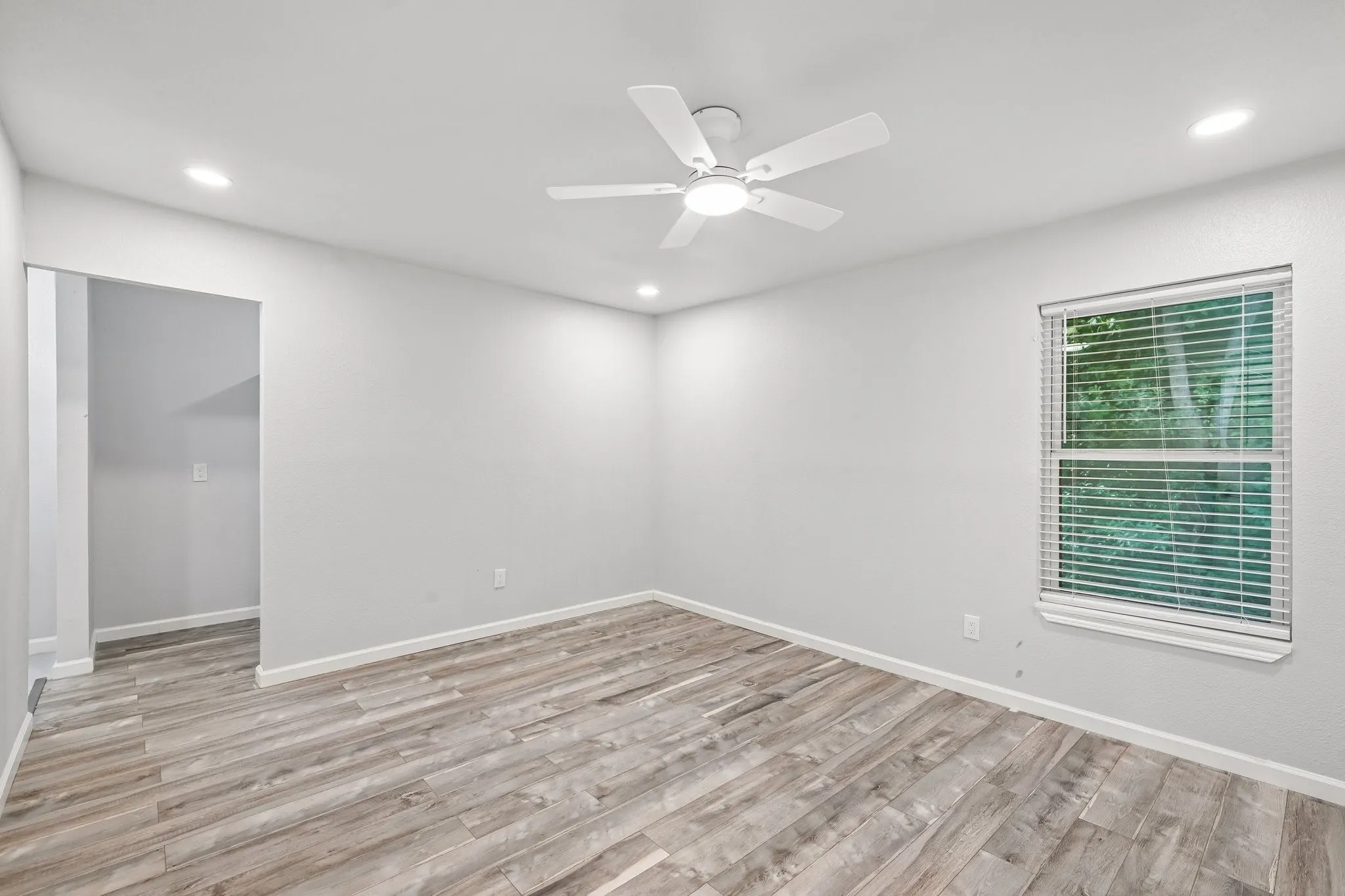 Single Family Residence For Sale in Kaufman County , 511 Commerce Street, Kemp, Texas 75143, 4 Bedroom, 2 Bathroom, Garage spaces, 1,785 Sqft, built in 1984, mls#21406223, Real Estate Agent in Kemp, Homes For Sale in Kaufman county, Homes For Sale in Kemp, Realtor in Kemp Texas, Real Estate Brokerage Independent Realty Texas, Luminita Cordes Realtor
