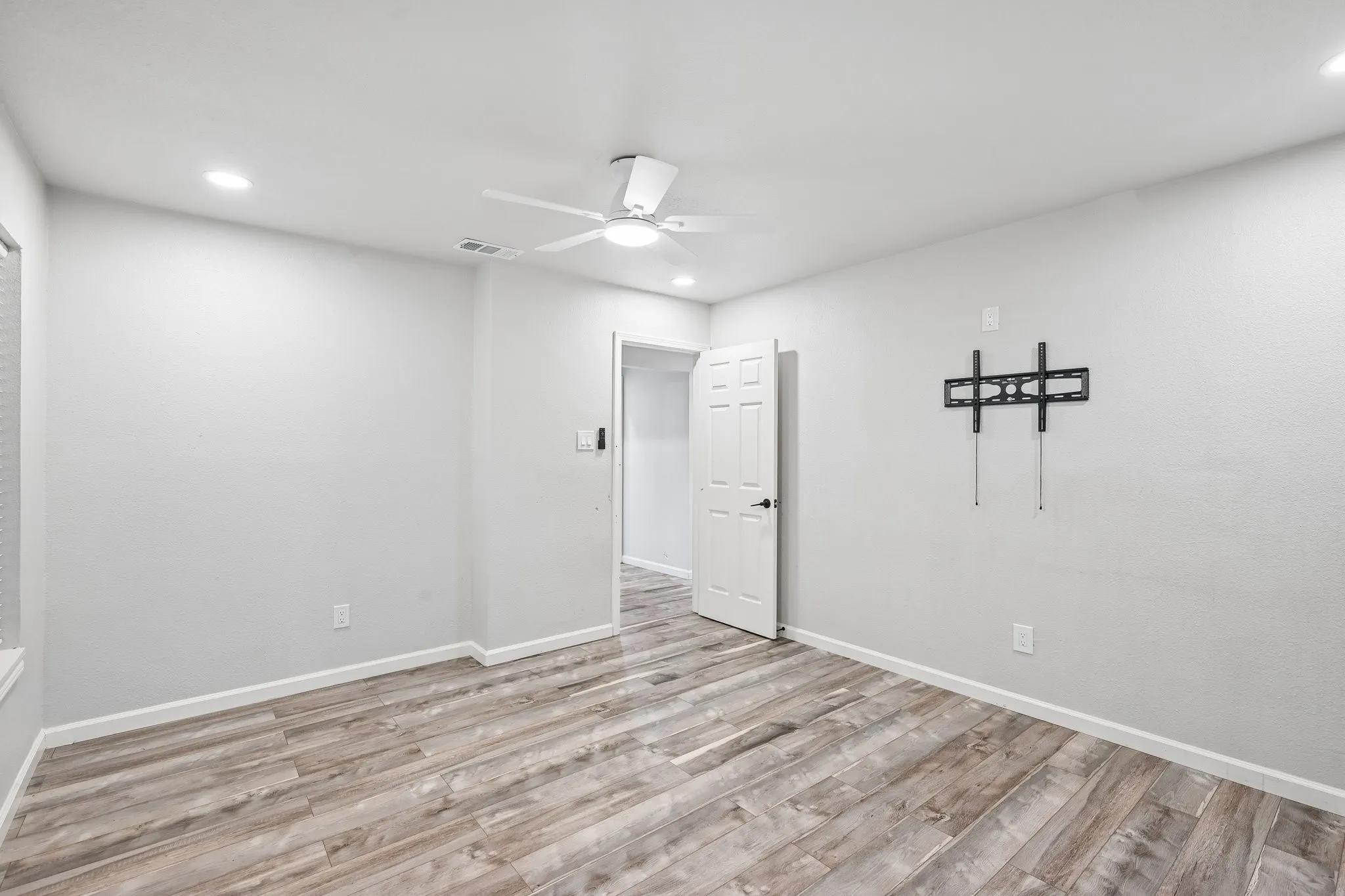 Single Family Residence For Sale in Kaufman County , 511 Commerce Street, Kemp, Texas 75143, 4 Bedroom, 2 Bathroom, Garage spaces, 1,785 Sqft, built in 1984, mls#21406223, Real Estate Agent in Kemp, Homes For Sale in Kaufman county, Homes For Sale in Kemp, Realtor in Kemp Texas, Real Estate Brokerage Independent Realty Texas, Luminita Cordes Realtor