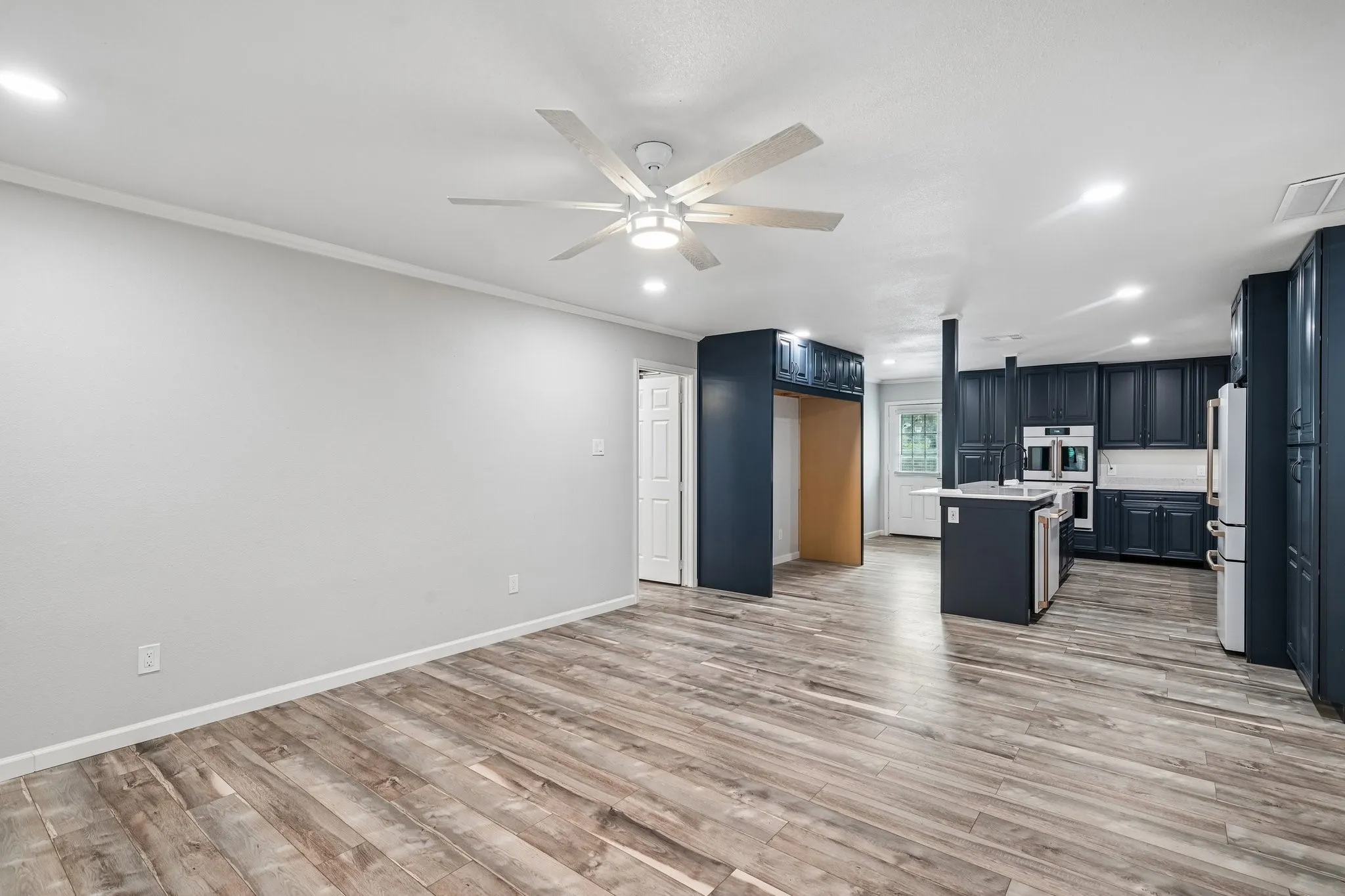 Single Family Residence For Sale in Kaufman County , 511 Commerce Street, Kemp, Texas 75143, 4 Bedroom, 2 Bathroom, Garage spaces, 1,785 Sqft, built in 1984, mls#21406223, Real Estate Agent in Kemp, Homes For Sale in Kaufman county, Homes For Sale in Kemp, Realtor in Kemp Texas, Real Estate Brokerage Independent Realty Texas, Luminita Cordes Realtor