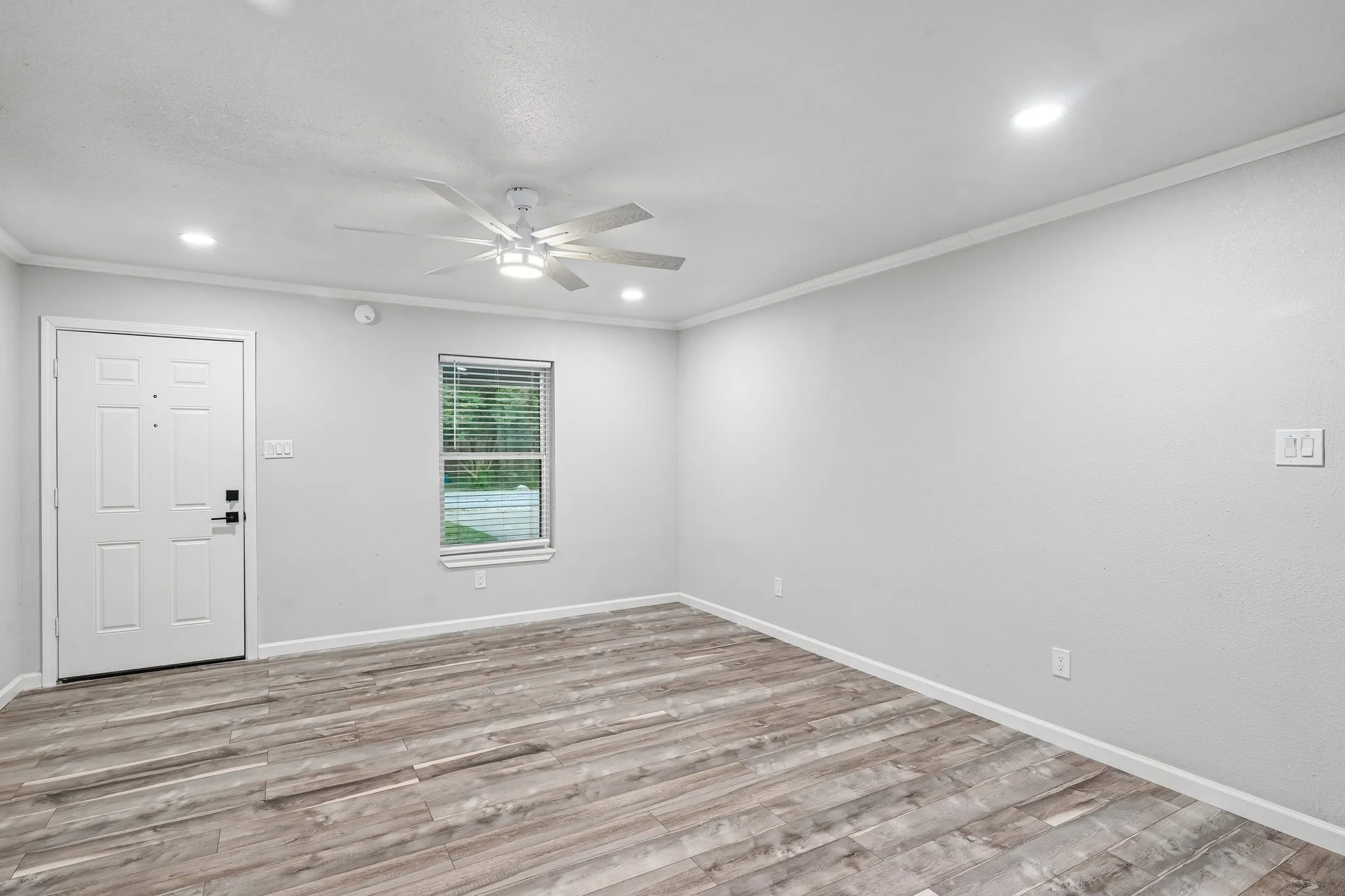 Single Family Residence For Sale in Kaufman County , 511 Commerce Street, Kemp, Texas 75143, 4 Bedroom, 2 Bathroom, Garage spaces, 1,785 Sqft, built in 1984, mls#21406223, Real Estate Agent in Kemp, Homes For Sale in Kaufman county, Homes For Sale in Kemp, Realtor in Kemp Texas, Real Estate Brokerage Independent Realty Texas, Luminita Cordes Realtor