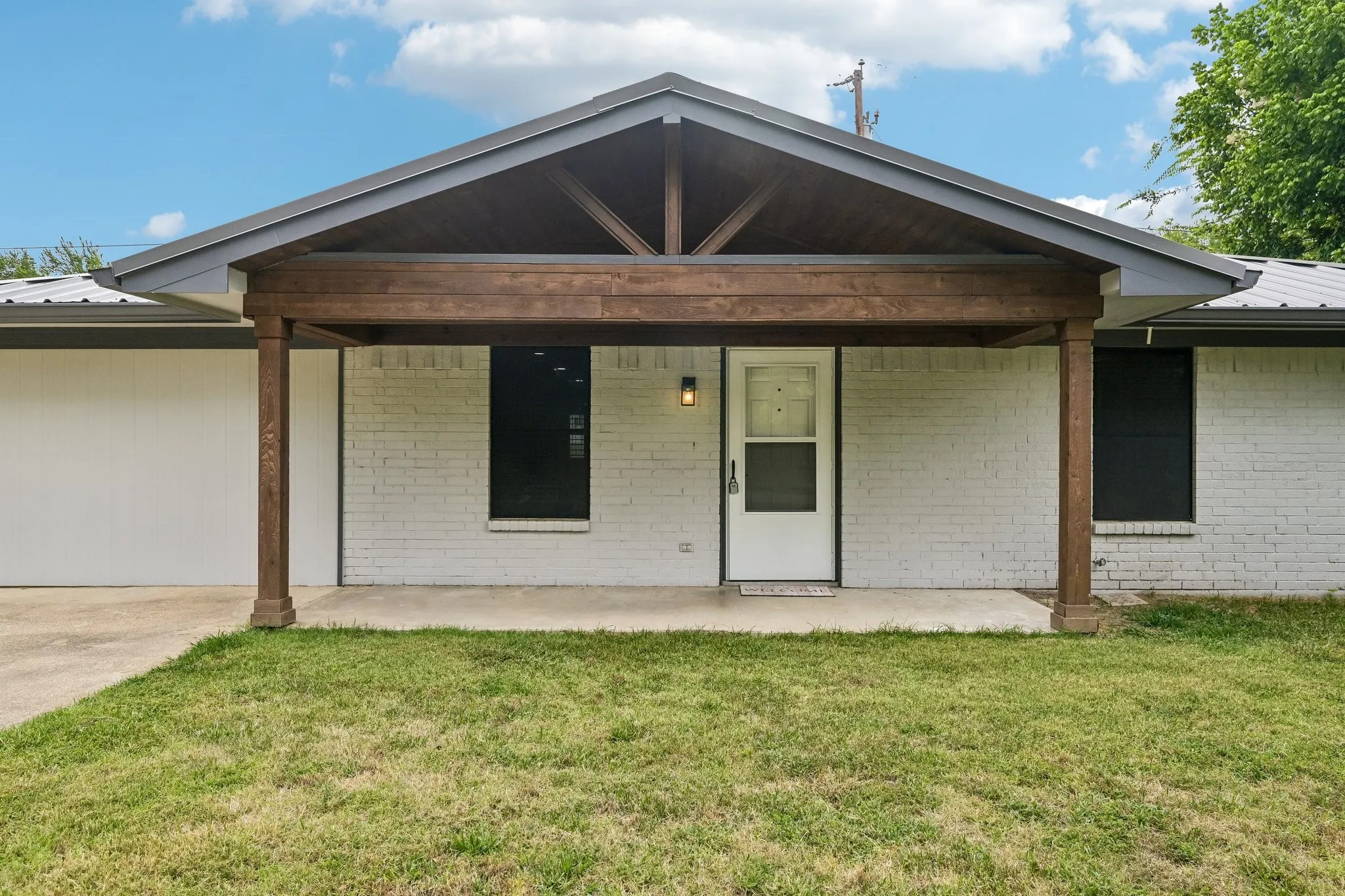 Single Family Residence For Sale in Kaufman County , 511 Commerce Street, Kemp, Texas 75143, 4 Bedroom, 2 Bathroom, Garage spaces, 1,785 Sqft, built in 1984, mls#21406223, Real Estate Agent in Kemp, Homes For Sale in Kaufman county, Homes For Sale in Kemp, Realtor in Kemp Texas, Real Estate Brokerage Independent Realty Texas, Luminita Cordes Realtor