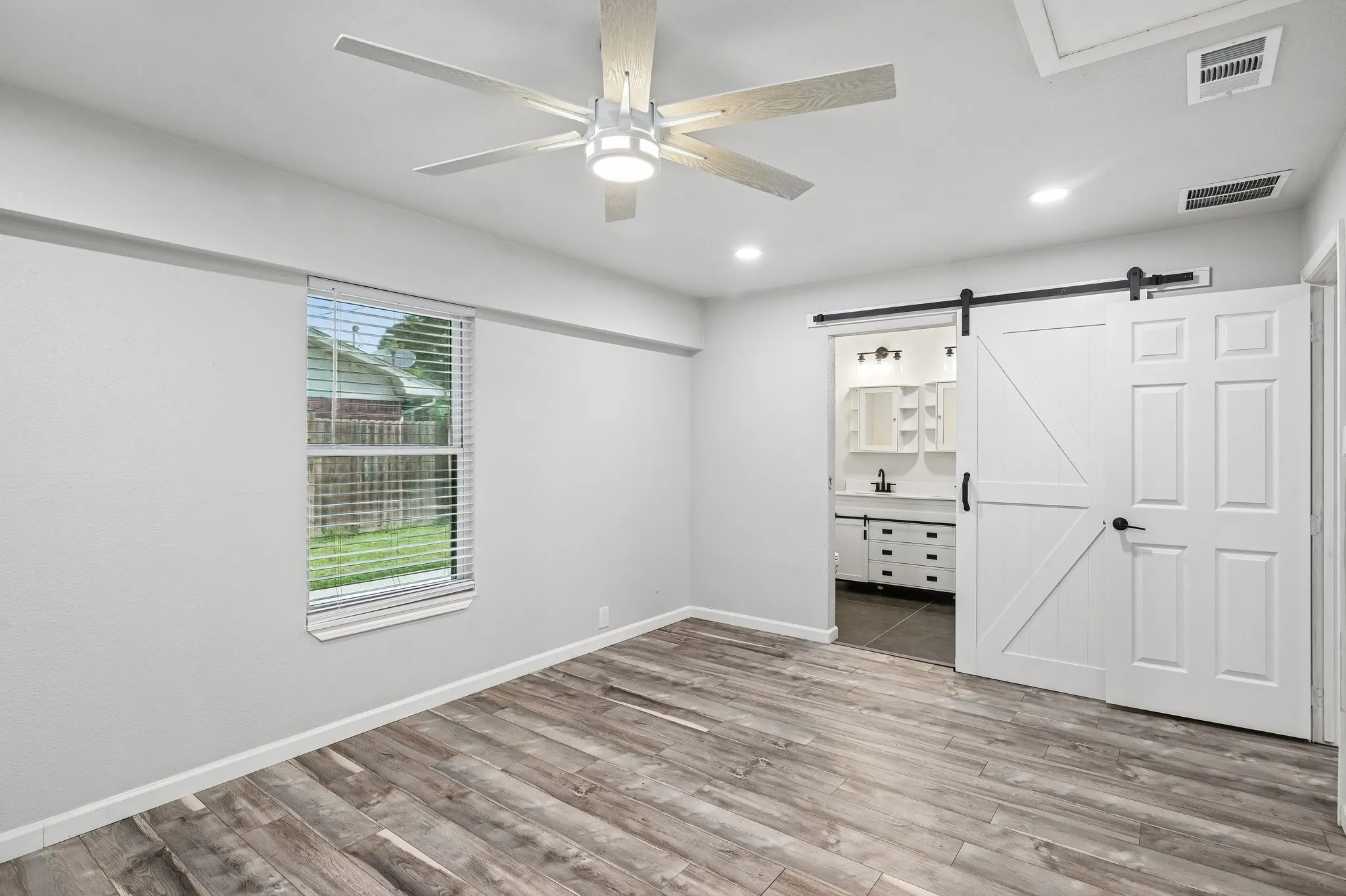 Single Family Residence For Sale in Kaufman County , 511 Commerce Street, Kemp, Texas 75143, 4 Bedroom, 2 Bathroom, Garage spaces, 1,785 Sqft, built in 1984, mls#21406223, Real Estate Agent in Kemp, Homes For Sale in Kaufman county, Homes For Sale in Kemp, Realtor in Kemp Texas, Real Estate Brokerage Independent Realty Texas, Luminita Cordes Realtor