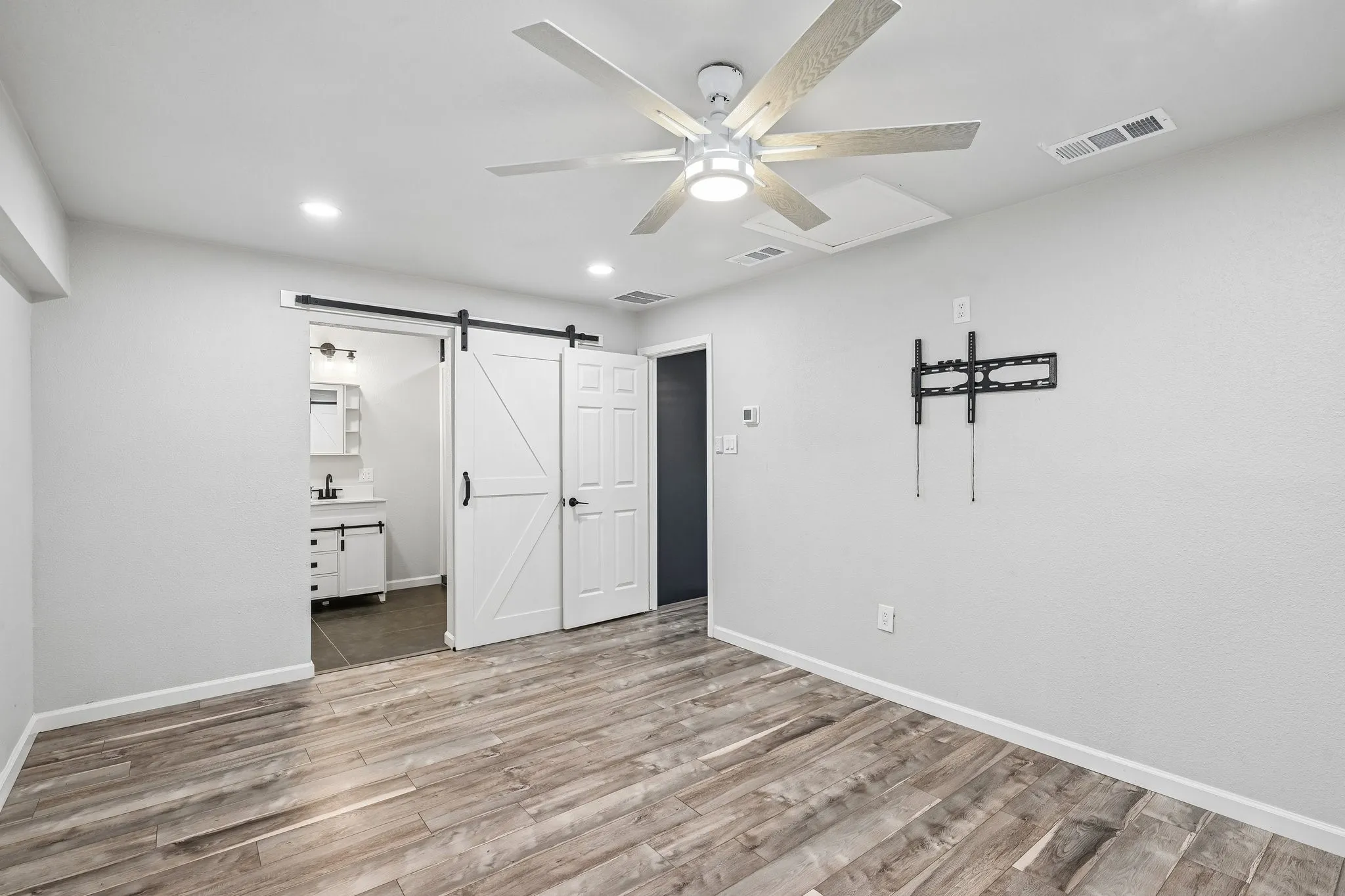 Single Family Residence For Sale in Kaufman County , 511 Commerce Street, Kemp, Texas 75143, 4 Bedroom, 2 Bathroom, Garage spaces, 1,785 Sqft, built in 1984, mls#21406223, Real Estate Agent in Kemp, Homes For Sale in Kaufman county, Homes For Sale in Kemp, Realtor in Kemp Texas, Real Estate Brokerage Independent Realty Texas, Luminita Cordes Realtor