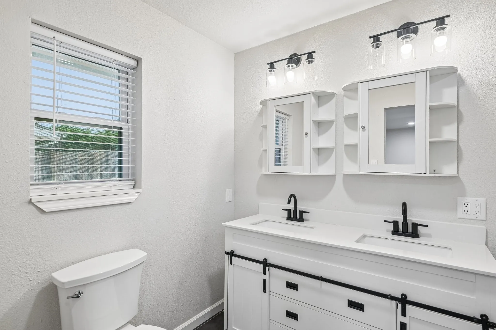 Single Family Residence For Sale in Kaufman County , 511 Commerce Street, Kemp, Texas 75143, 4 Bedroom, 2 Bathroom, Garage spaces, 1,785 Sqft, built in 1984, mls#21406223, Real Estate Agent in Kemp, Homes For Sale in Kaufman county, Homes For Sale in Kemp, Realtor in Kemp Texas, Real Estate Brokerage Independent Realty Texas, Luminita Cordes Realtor