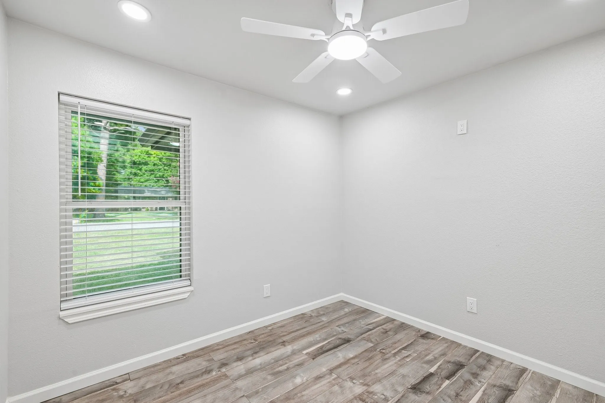 Single Family Residence For Sale in Kaufman County , 511 Commerce Street, Kemp, Texas 75143, 4 Bedroom, 2 Bathroom, Garage spaces, 1,785 Sqft, built in 1984, mls#21406223, Real Estate Agent in Kemp, Homes For Sale in Kaufman county, Homes For Sale in Kemp, Realtor in Kemp Texas, Real Estate Brokerage Independent Realty Texas, Luminita Cordes Realtor