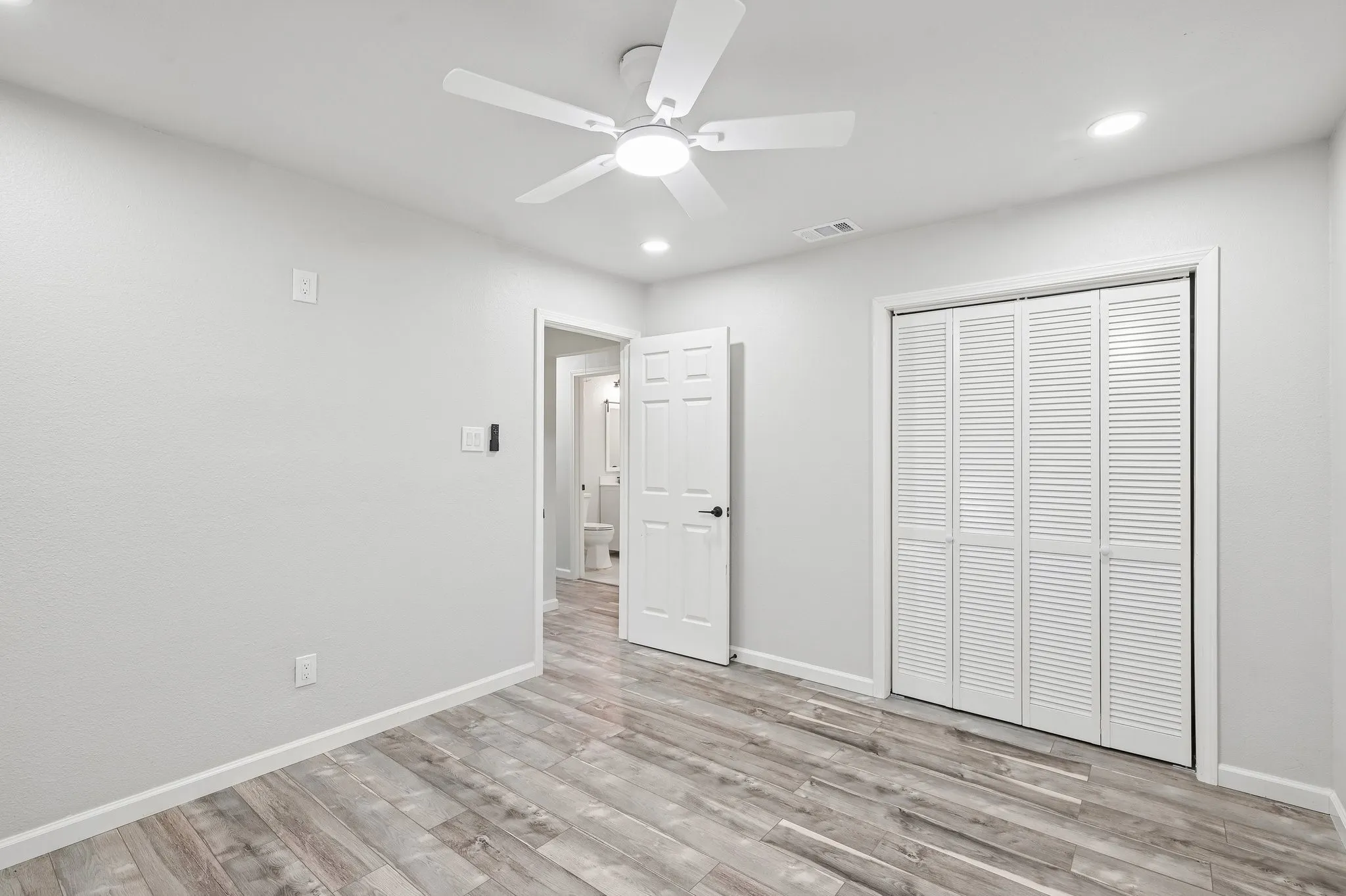 Single Family Residence For Sale in Kaufman County , 511 Commerce Street, Kemp, Texas 75143, 4 Bedroom, 2 Bathroom, Garage spaces, 1,785 Sqft, built in 1984, mls#21406223, Real Estate Agent in Kemp, Homes For Sale in Kaufman county, Homes For Sale in Kemp, Realtor in Kemp Texas, Real Estate Brokerage Independent Realty Texas, Luminita Cordes Realtor