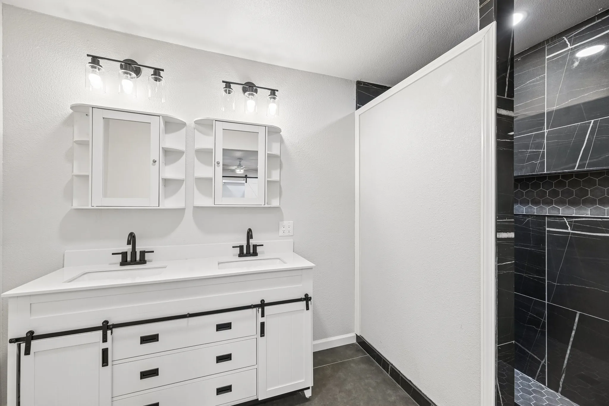Single Family Residence For Sale in Kaufman County , 511 Commerce Street, Kemp, Texas 75143, 4 Bedroom, 2 Bathroom, Garage spaces, 1,785 Sqft, built in 1984, mls#21406223, Real Estate Agent in Kemp, Homes For Sale in Kaufman county, Homes For Sale in Kemp, Realtor in Kemp Texas, Real Estate Brokerage Independent Realty Texas, Luminita Cordes Realtor