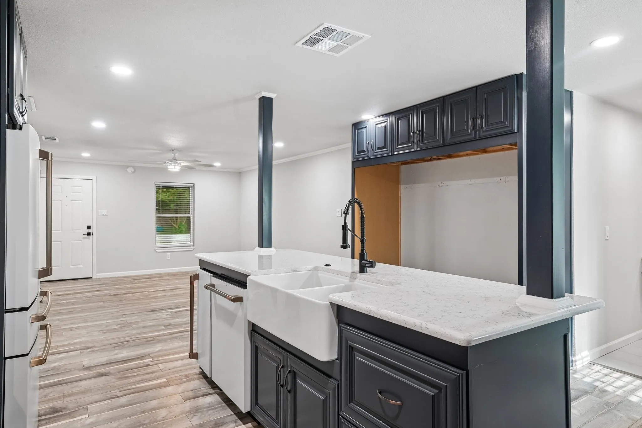 Single Family Residence For Sale in Kaufman County , 511 Commerce Street, Kemp, Texas 75143, 4 Bedroom, 2 Bathroom, Garage spaces, 1,785 Sqft, built in 1984, mls#21406223, Real Estate Agent in Kemp, Homes For Sale in Kaufman county, Homes For Sale in Kemp, Realtor in Kemp Texas, Real Estate Brokerage Independent Realty Texas, Luminita Cordes Realtor