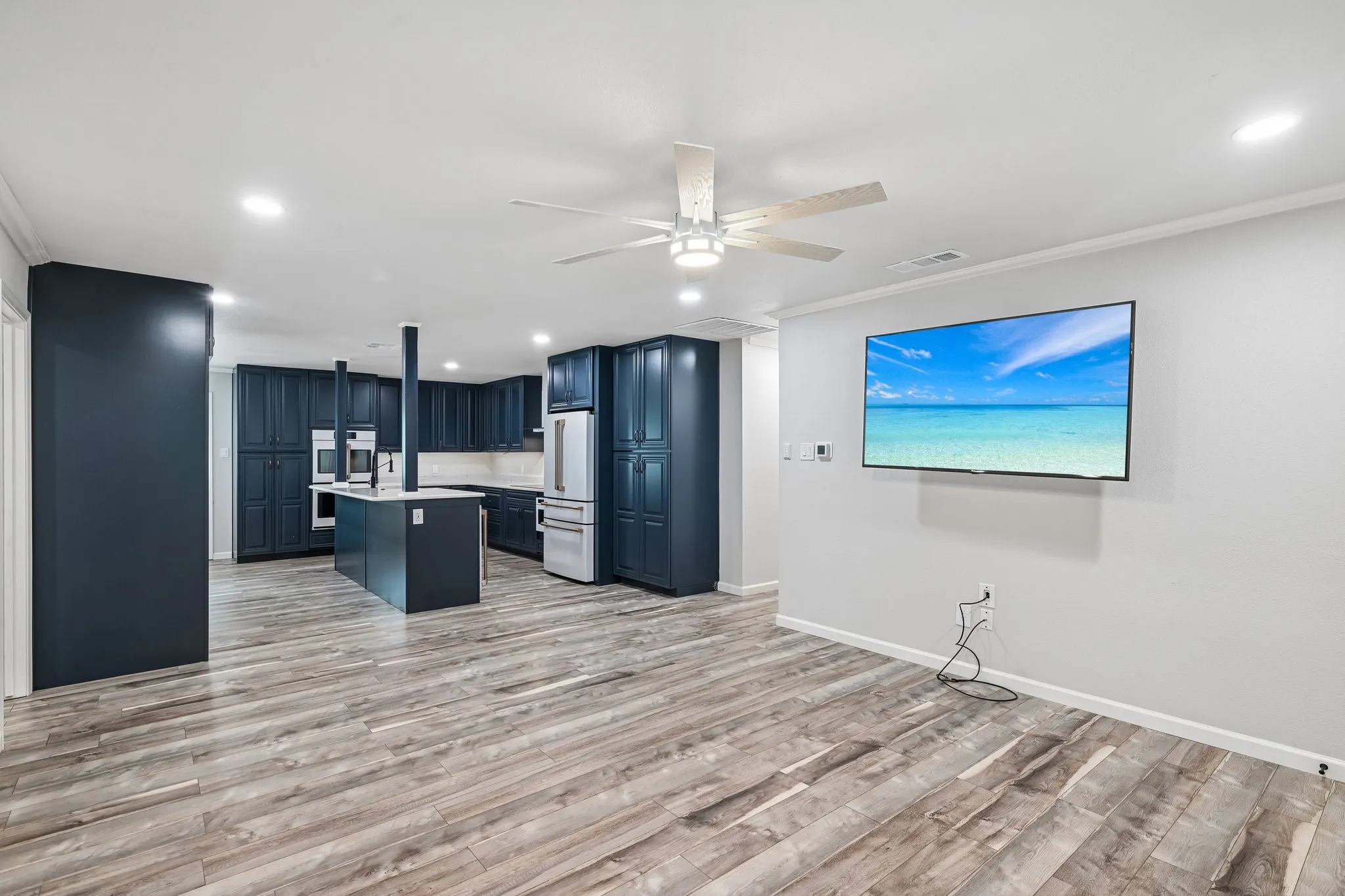 Single Family Residence For Sale in Kaufman County , 511 Commerce Street, Kemp, Texas 75143, 4 Bedroom, 2 Bathroom, Garage spaces, 1,785 Sqft, built in 1984, mls#21406223, Real Estate Agent in Kemp, Homes For Sale in Kaufman county, Homes For Sale in Kemp, Realtor in Kemp Texas, Real Estate Brokerage Independent Realty Texas, Luminita Cordes Realtor