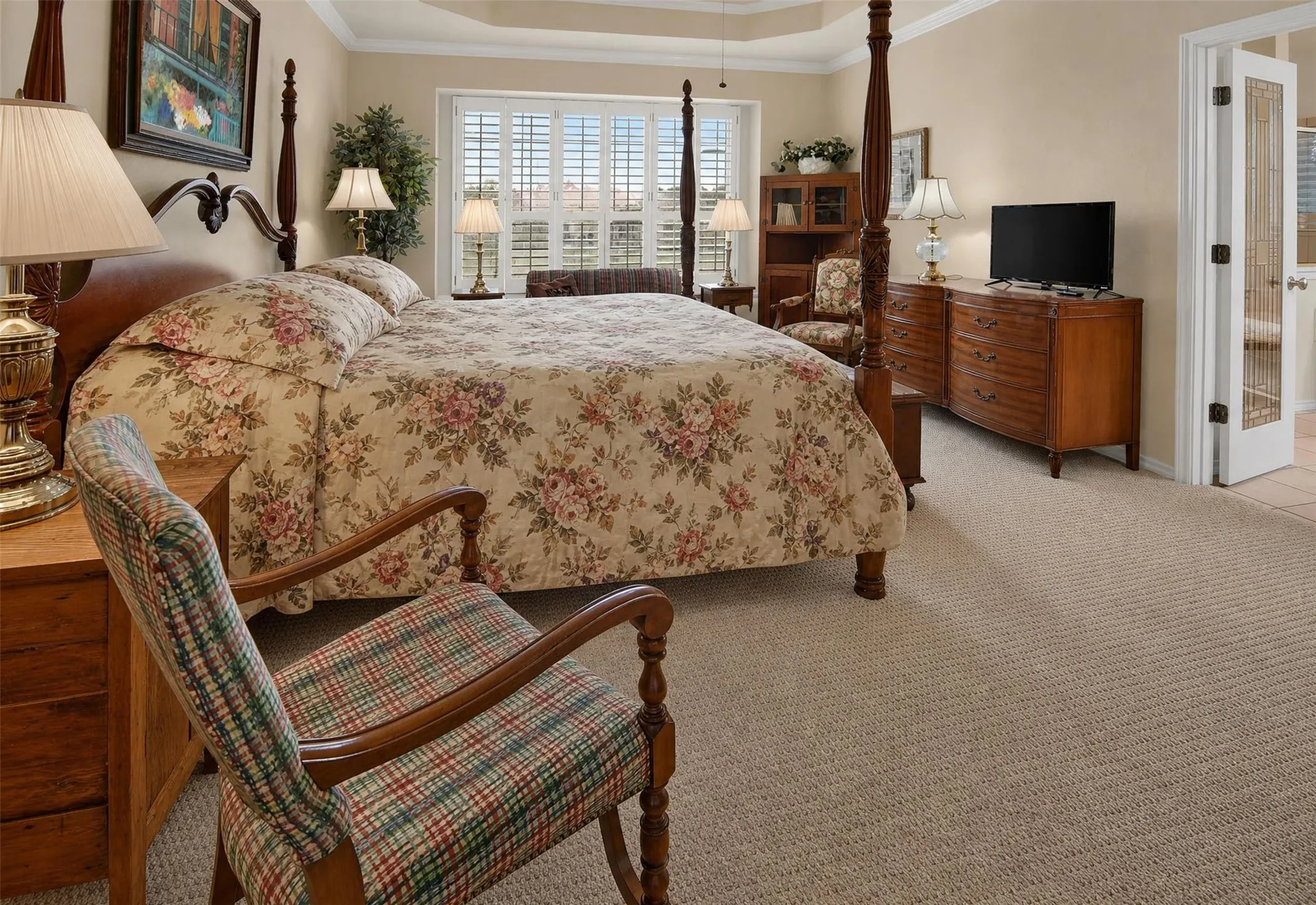 Tray ceiling with recessed lighting