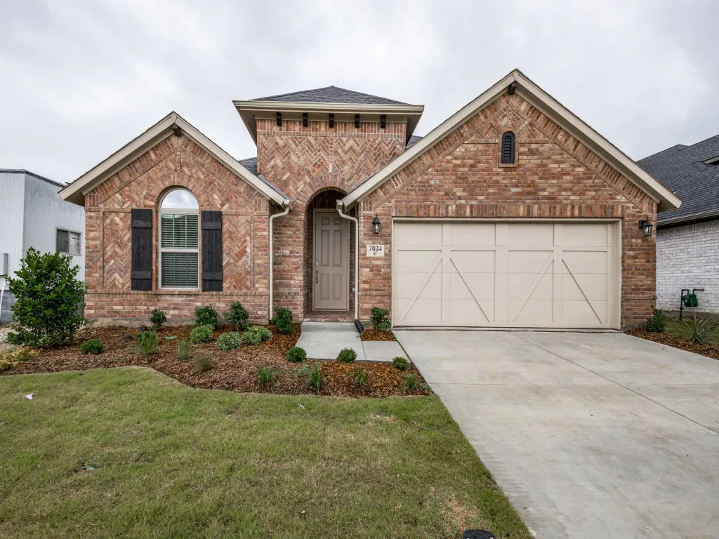 Single Family Residence For Rent in Denton County , 7024 Mapleshade Way, Little Elm, Texas 76227, 3 Bedroom, 2 Bathroom, 2 Garage spaces, 1,910 Sqft, built in 2022, mls#21406228, Real Estate Agent in Little Elm, Homes For Rent in Denton county, Homes For Rent in Little Elm, Realtor in Little Elm Texas, Real Estate Brokerage Independent Realty Texas, Luminita Cordes Realtor