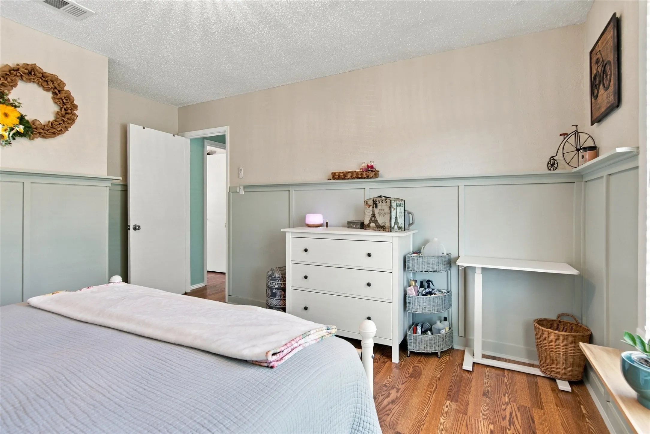 Upstairs guest bedroom