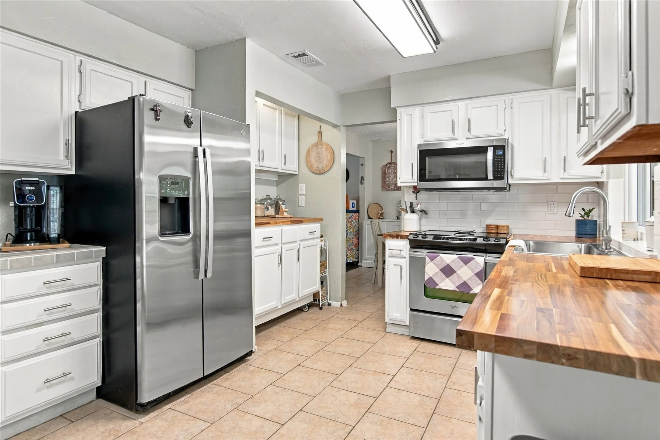 Single Family Residence For Sale in Tarrant County , 3902 Brookgate Court, Arlington, Texas 76016, 5 Bedroom, 3 Bathroom, 2 Garage spaces, 2,097 Sqft, built in 1981, mls#21404892, Real Estate Agent in Arlington, Homes For Sale in Tarrant county, Homes For Sale in Arlington, Realtor in Arlington Texas, Real Estate Brokerage Independent Realty Texas, Luminita Cordes Realtor