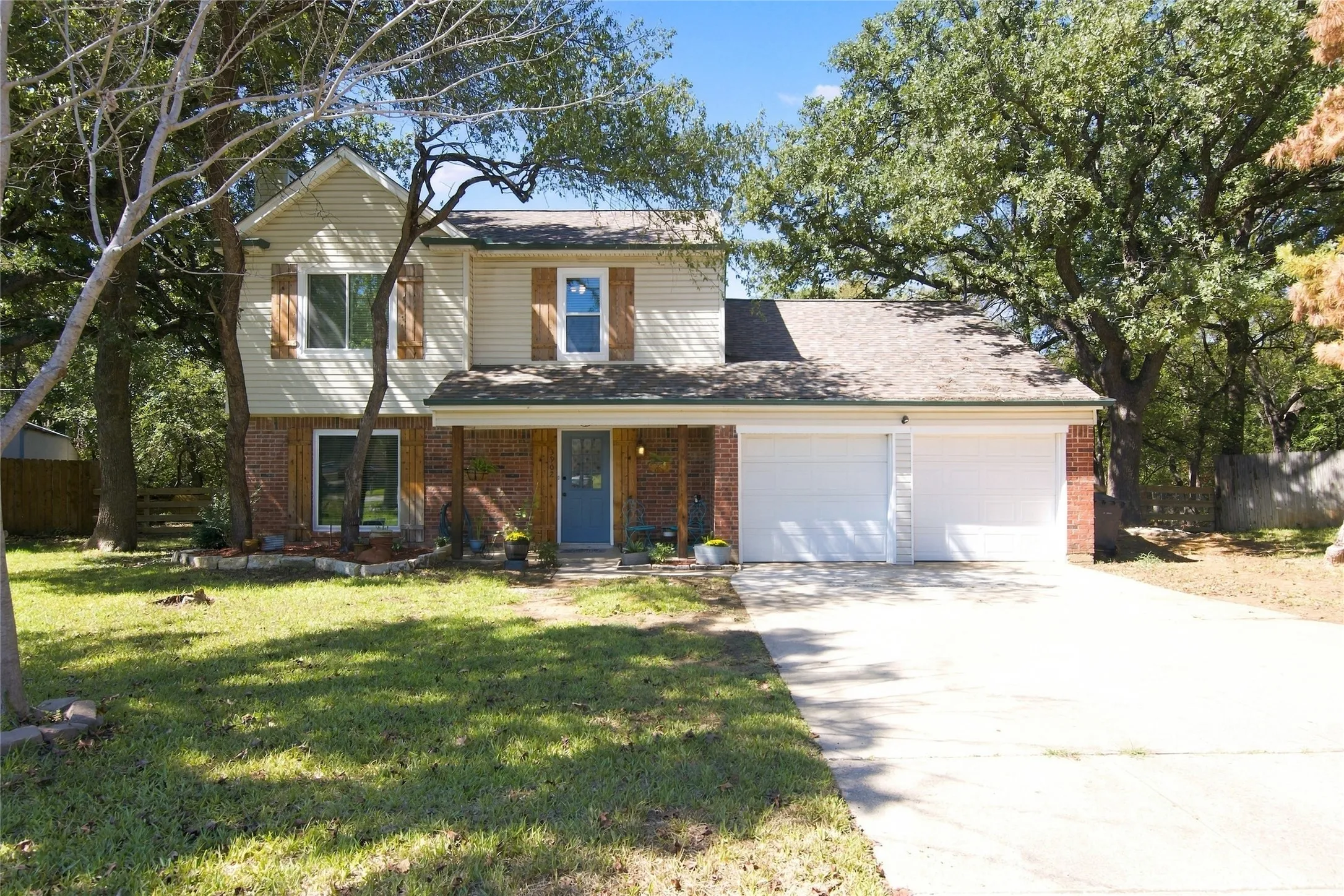 Single Family Residence For Sale in Tarrant County , 3902 Brookgate Court, Arlington, Texas 76016, 5 Bedroom, 3 Bathroom, 2 Garage spaces, 2,097 Sqft, built in 1981, mls#21404892, Real Estate Agent in Arlington, Homes For Sale in Tarrant county, Homes For Sale in Arlington, Realtor in Arlington Texas, Real Estate Brokerage Independent Realty Texas, Luminita Cordes Realtor