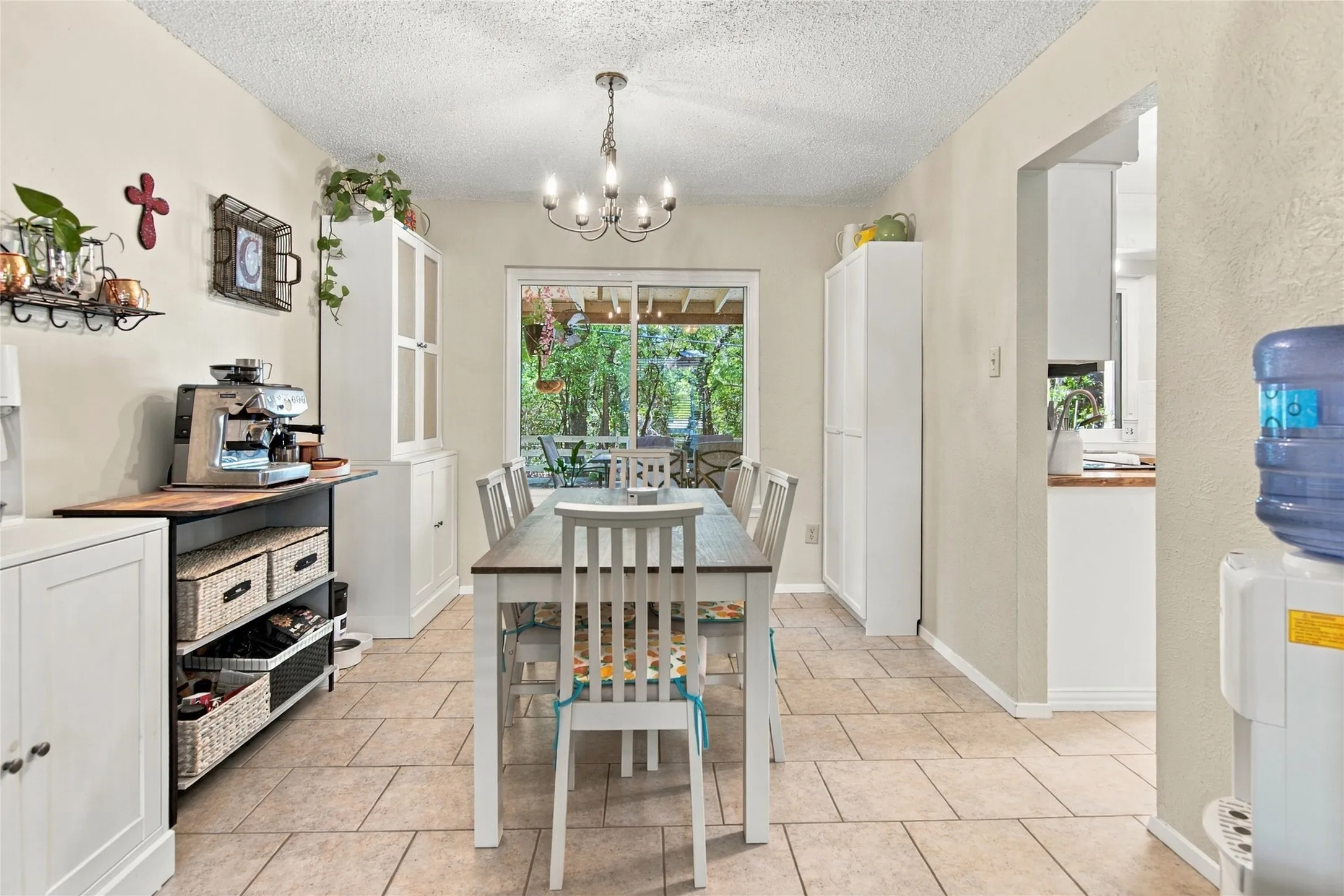 Single Family Residence For Sale in Tarrant County , 3902 Brookgate Court, Arlington, Texas 76016, 5 Bedroom, 3 Bathroom, 2 Garage spaces, 2,097 Sqft, built in 1981, mls#21404892, Real Estate Agent in Arlington, Homes For Sale in Tarrant county, Homes For Sale in Arlington, Realtor in Arlington Texas, Real Estate Brokerage Independent Realty Texas, Luminita Cordes Realtor