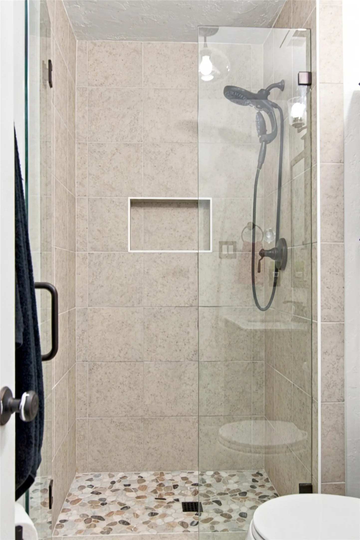 Primary ensuite bath w/walk-in shower