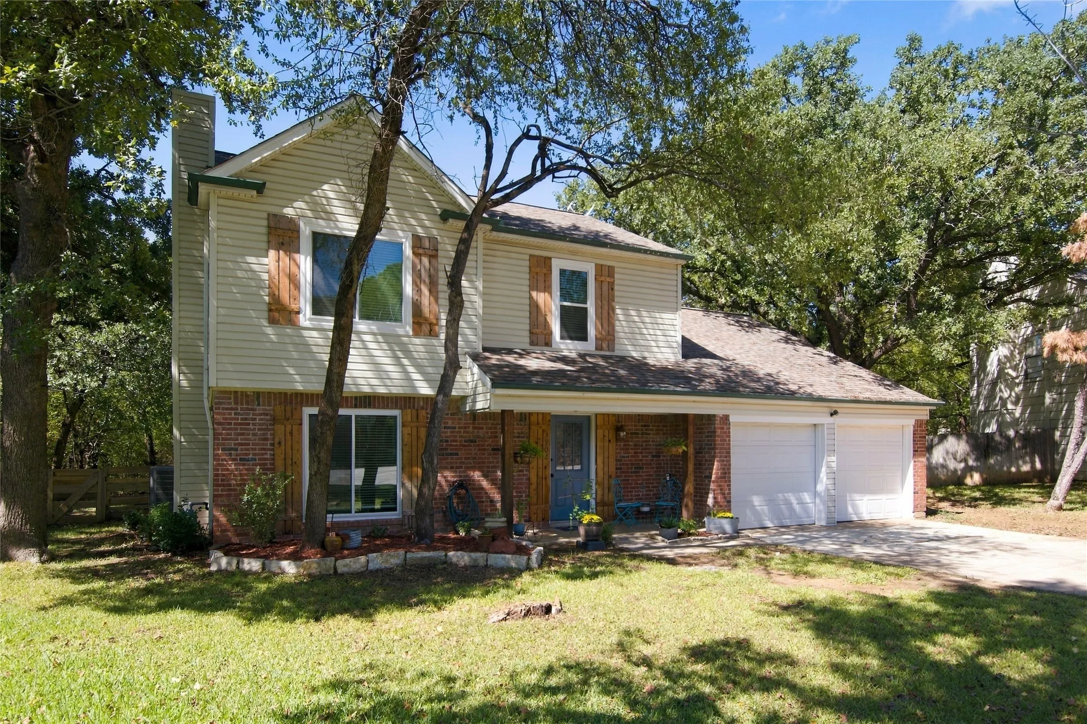 Single Family Residence For Sale in Tarrant County , 3902 Brookgate Court, Arlington, Texas 76016, 5 Bedroom, 3 Bathroom, 2 Garage spaces, 2,097 Sqft, built in 1981, mls#21404892, Real Estate Agent in Arlington, Homes For Sale in Tarrant county, Homes For Sale in Arlington, Realtor in Arlington Texas, Real Estate Brokerage Independent Realty Texas, Luminita Cordes Realtor