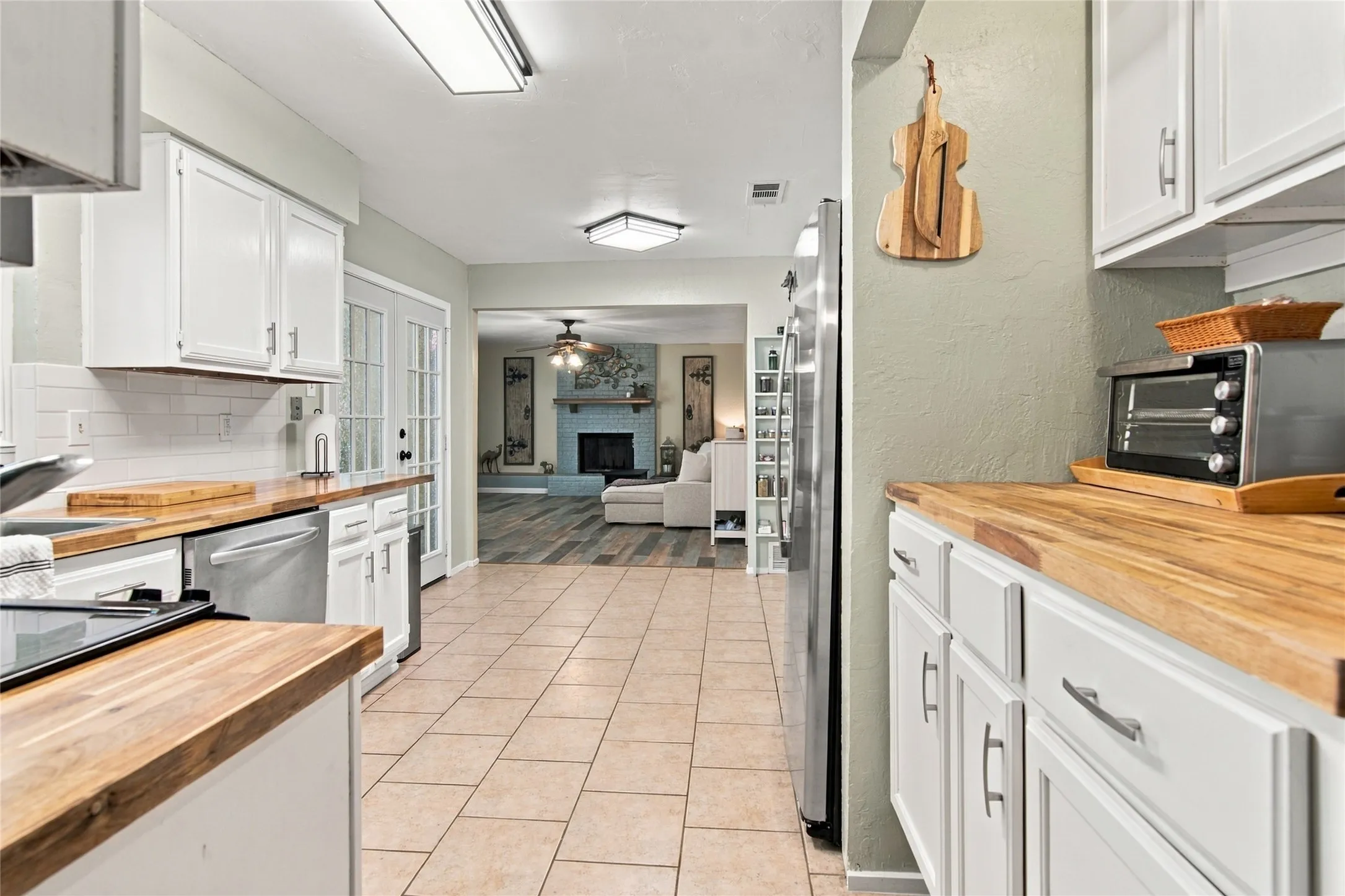 Single Family Residence For Sale in Tarrant County , 3902 Brookgate Court, Arlington, Texas 76016, 5 Bedroom, 3 Bathroom, 2 Garage spaces, 2,097 Sqft, built in 1981, mls#21404892, Real Estate Agent in Arlington, Homes For Sale in Tarrant county, Homes For Sale in Arlington, Realtor in Arlington Texas, Real Estate Brokerage Independent Realty Texas, Luminita Cordes Realtor