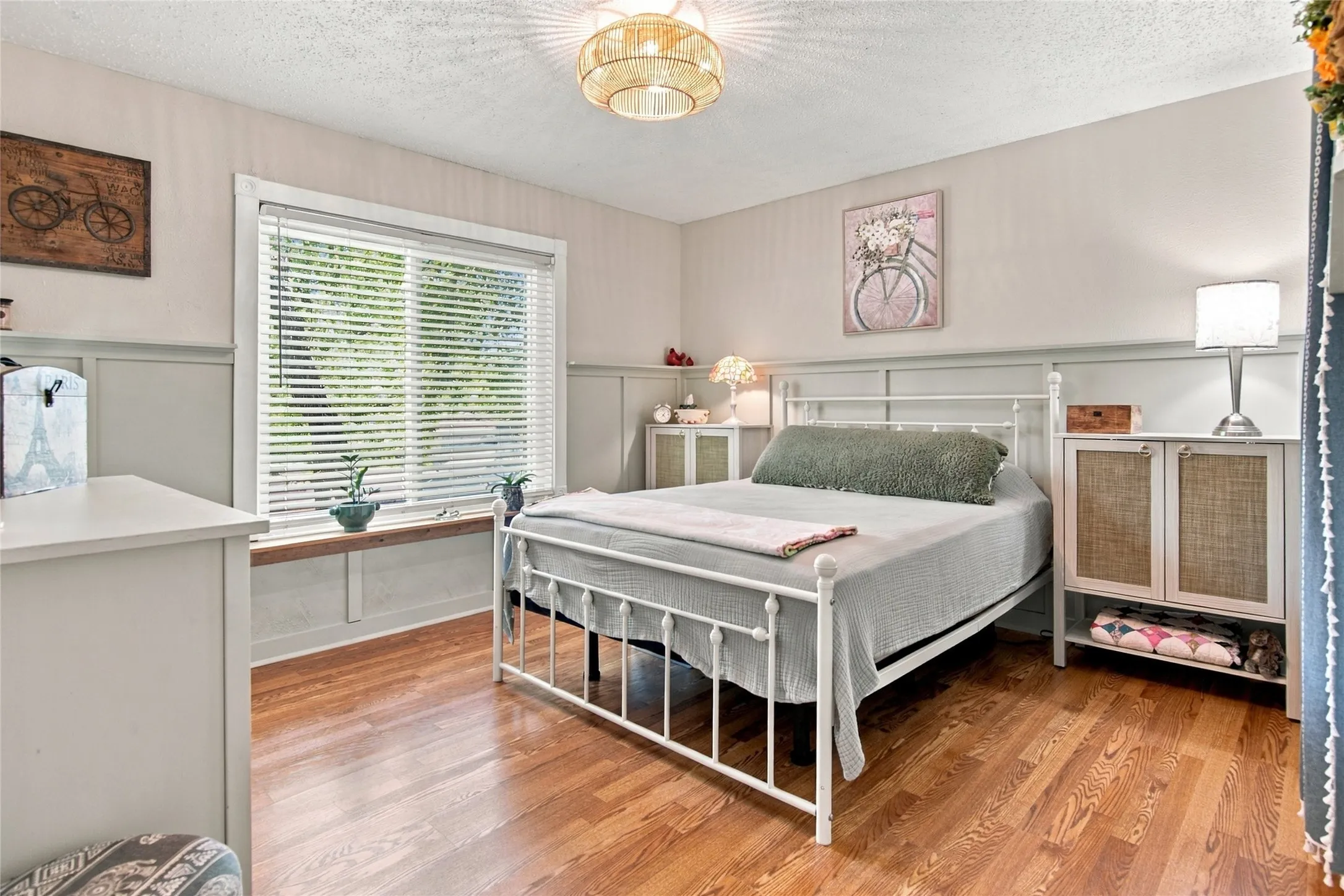 Upstairs guest bedroom