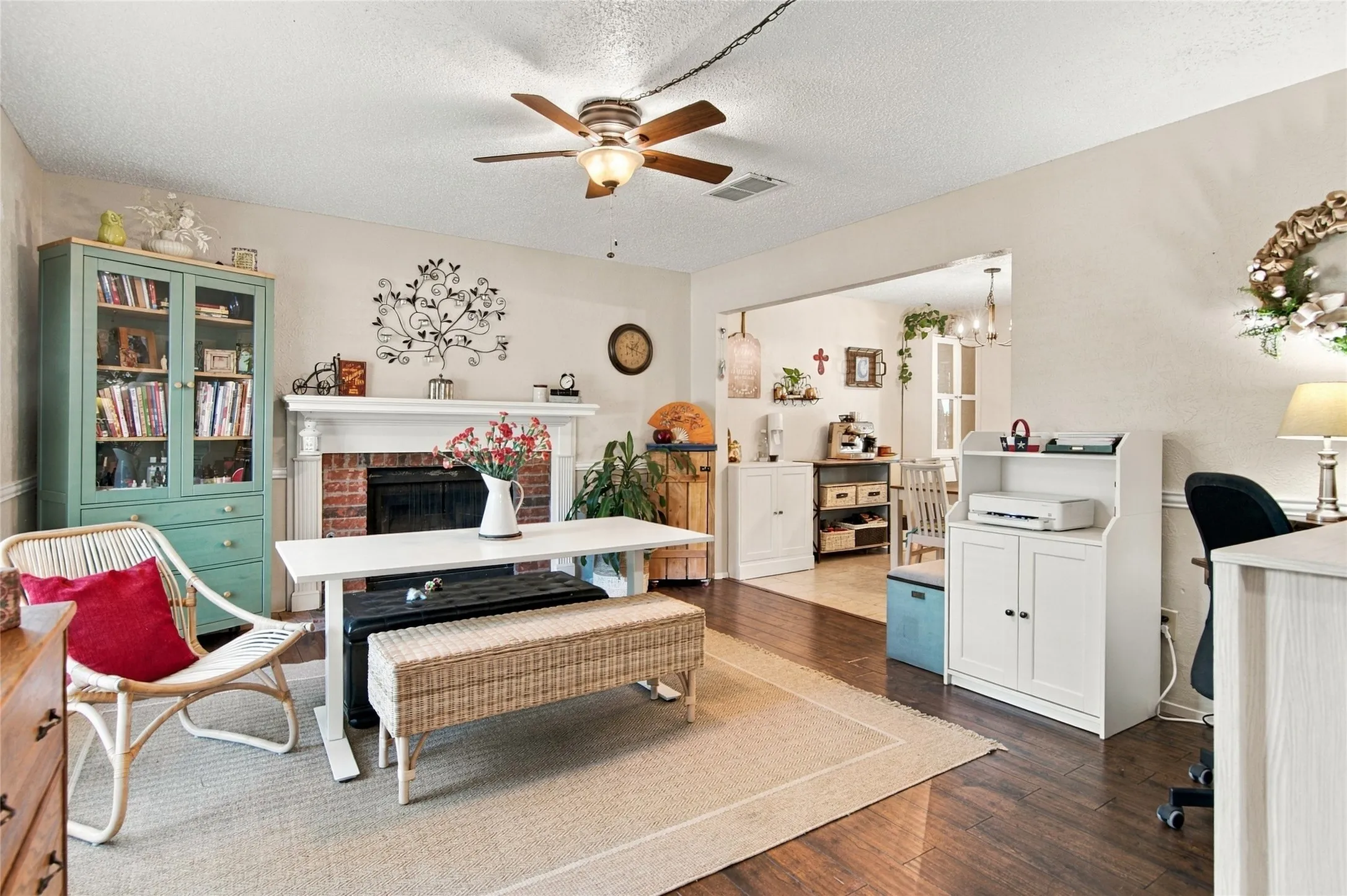 Single Family Residence For Sale in Tarrant County , 3902 Brookgate Court, Arlington, Texas 76016, 5 Bedroom, 3 Bathroom, 2 Garage spaces, 2,097 Sqft, built in 1981, mls#21404892, Real Estate Agent in Arlington, Homes For Sale in Tarrant county, Homes For Sale in Arlington, Realtor in Arlington Texas, Real Estate Brokerage Independent Realty Texas, Luminita Cordes Realtor