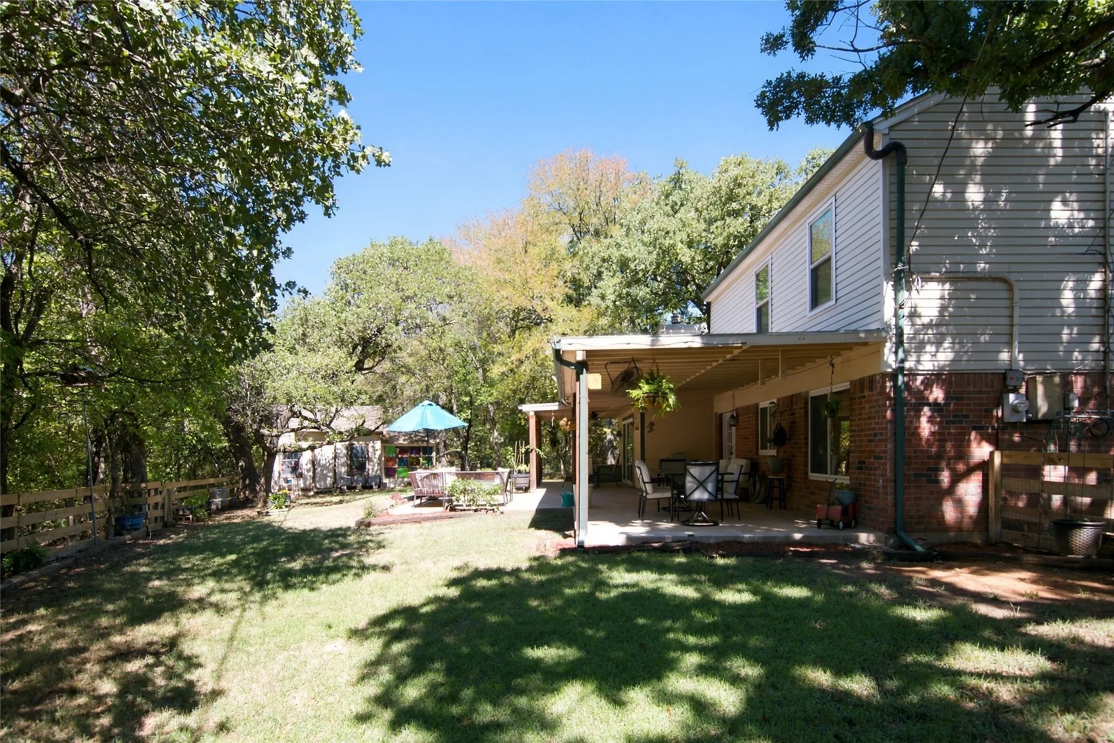 Single Family Residence For Sale in Tarrant County , 3902 Brookgate Court, Arlington, Texas 76016, 5 Bedroom, 3 Bathroom, 2 Garage spaces, 2,097 Sqft, built in 1981, mls#21404892, Real Estate Agent in Arlington, Homes For Sale in Tarrant county, Homes For Sale in Arlington, Realtor in Arlington Texas, Real Estate Brokerage Independent Realty Texas, Luminita Cordes Realtor