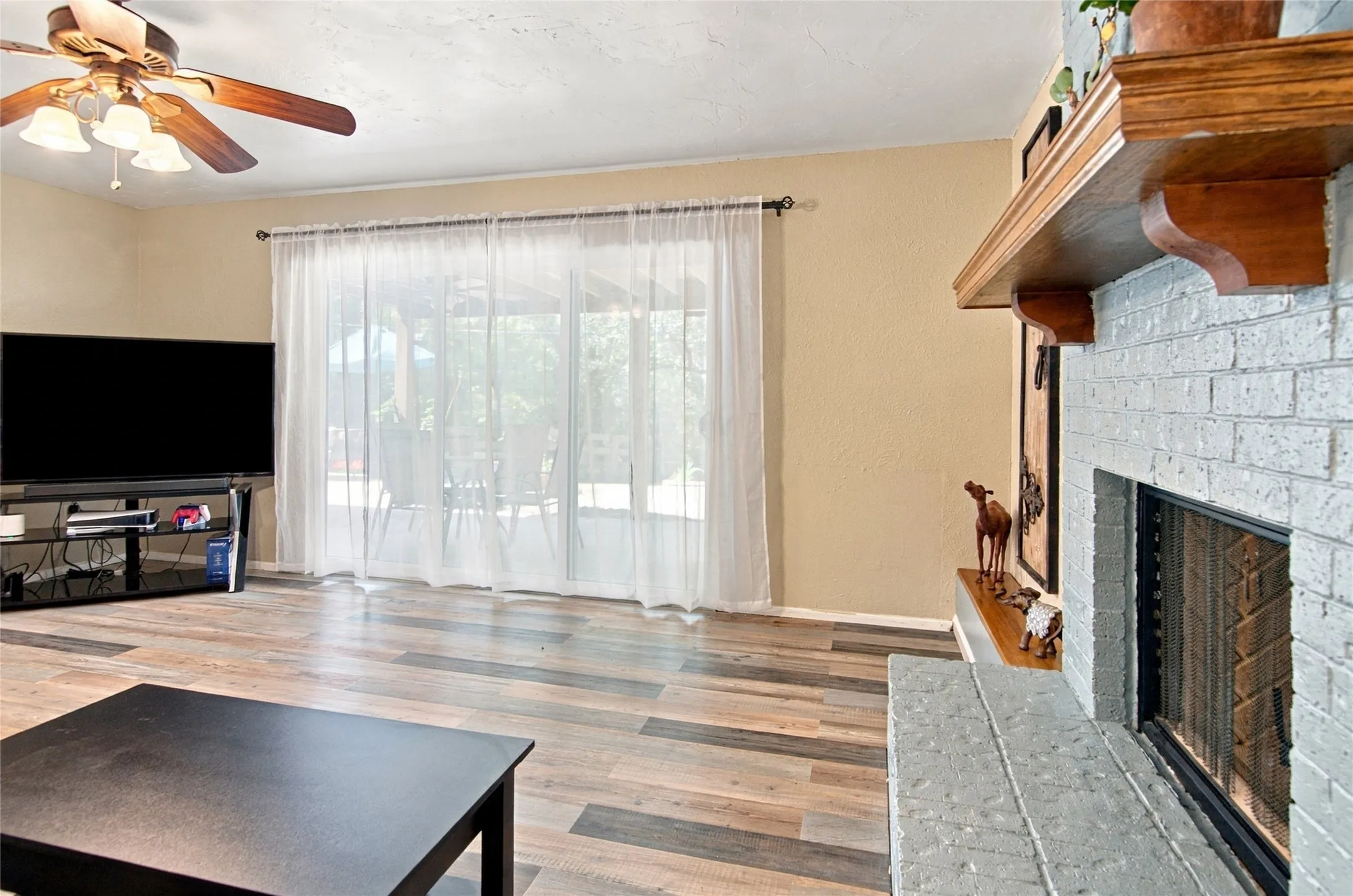 Single Family Residence For Sale in Tarrant County , 3902 Brookgate Court, Arlington, Texas 76016, 5 Bedroom, 3 Bathroom, 2 Garage spaces, 2,097 Sqft, built in 1981, mls#21404892, Real Estate Agent in Arlington, Homes For Sale in Tarrant county, Homes For Sale in Arlington, Realtor in Arlington Texas, Real Estate Brokerage Independent Realty Texas, Luminita Cordes Realtor