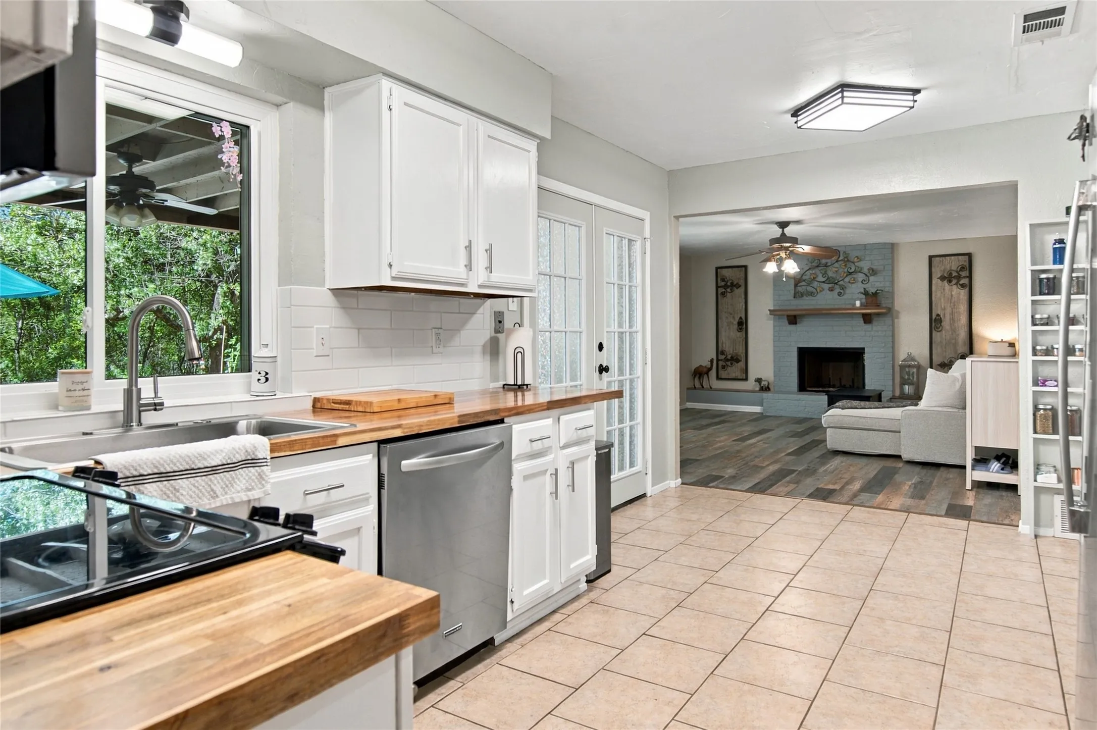 Single Family Residence For Sale in Tarrant County , 3902 Brookgate Court, Arlington, Texas 76016, 5 Bedroom, 3 Bathroom, 2 Garage spaces, 2,097 Sqft, built in 1981, mls#21404892, Real Estate Agent in Arlington, Homes For Sale in Tarrant county, Homes For Sale in Arlington, Realtor in Arlington Texas, Real Estate Brokerage Independent Realty Texas, Luminita Cordes Realtor