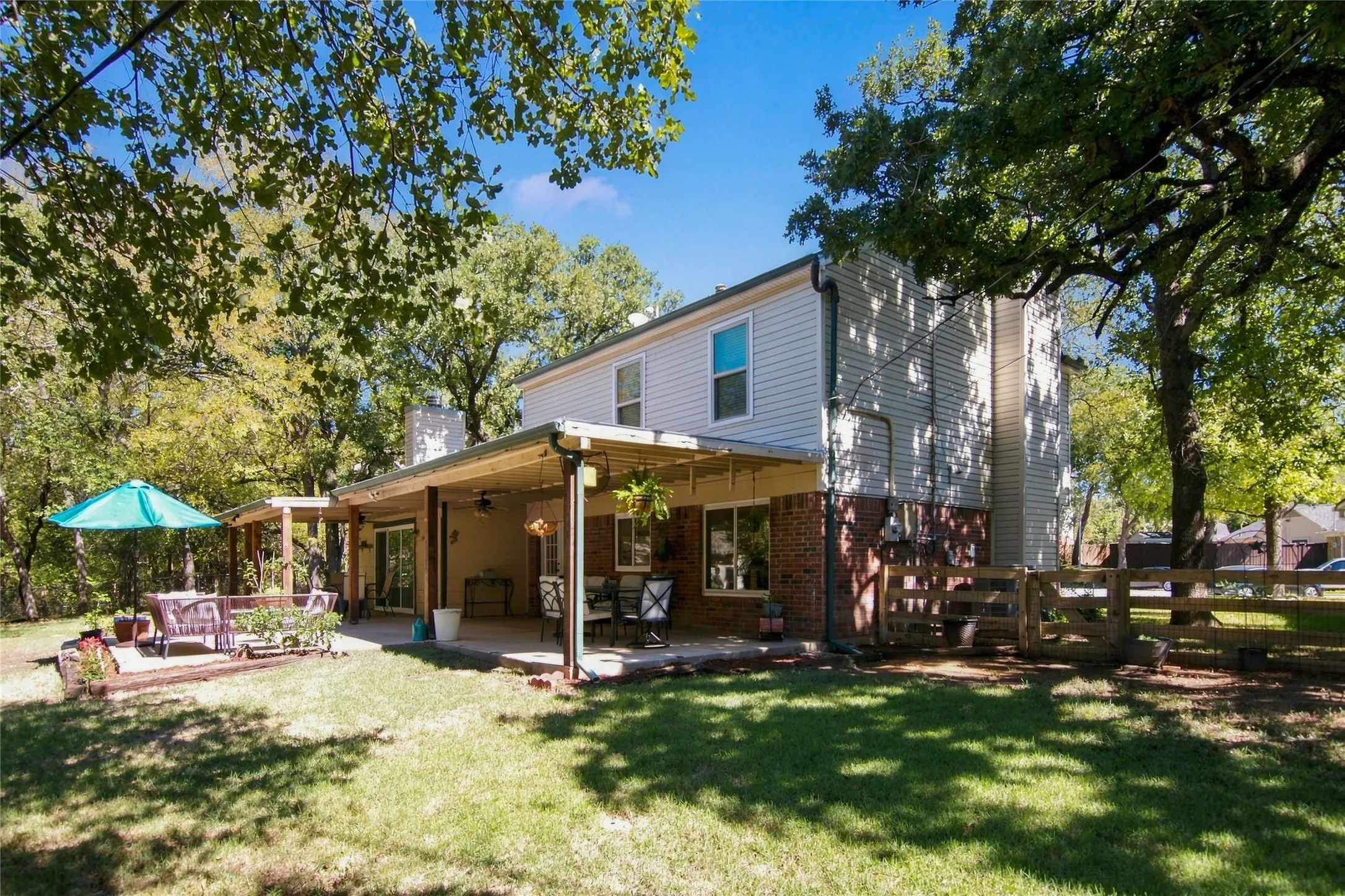 Single Family Residence For Sale in Tarrant County , 3902 Brookgate Court, Arlington, Texas 76016, 5 Bedroom, 3 Bathroom, 2 Garage spaces, 2,097 Sqft, built in 1981, mls#21404892, Real Estate Agent in Arlington, Homes For Sale in Tarrant county, Homes For Sale in Arlington, Realtor in Arlington Texas, Real Estate Brokerage Independent Realty Texas, Luminita Cordes Realtor