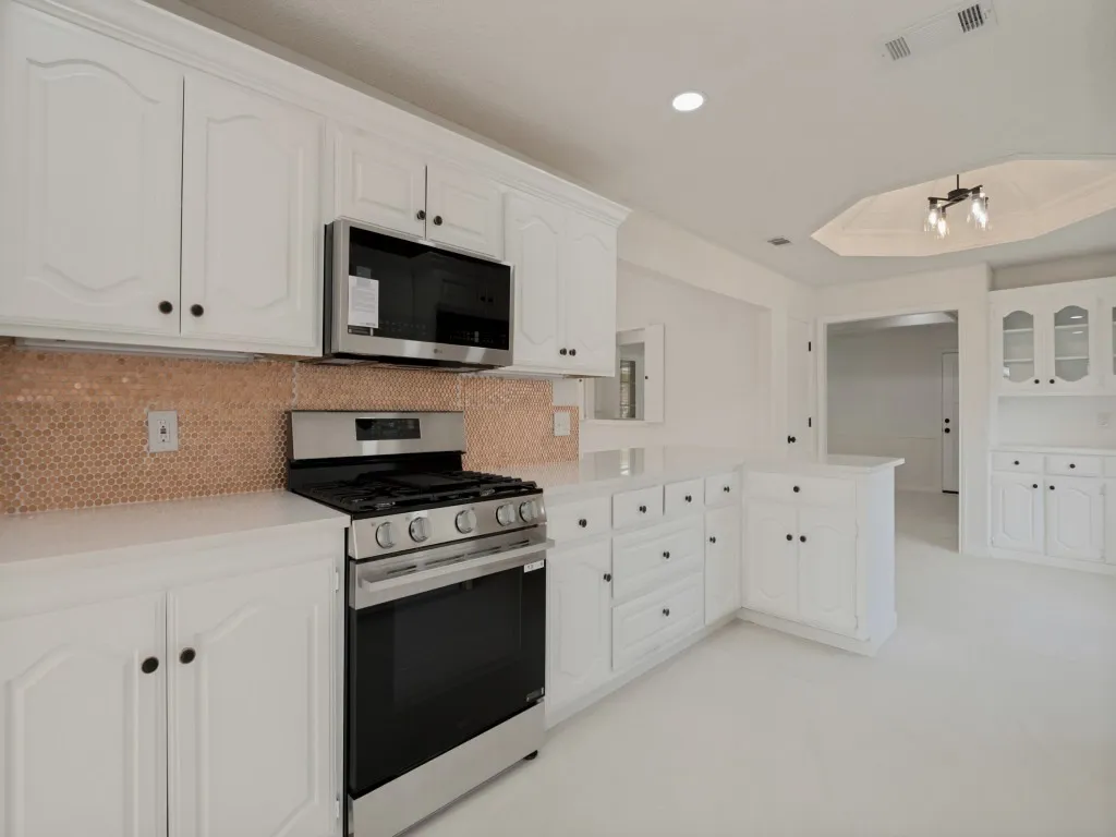 Single Family Residence For Sale in Dallas County , 629 Bent Creek Drive, De Soto, Texas 75115, 3 Bedroom, 3 Bathroom, 2 Garage spaces, 2,424 Sqft, built in 1988, mls#21406237, Real Estate Agent in De Soto, Homes For Sale in Dallas county, Homes For Sale in De Soto, Realtor in De Soto Texas, Real Estate Brokerage Independent Realty Texas, Luminita Cordes Realtor