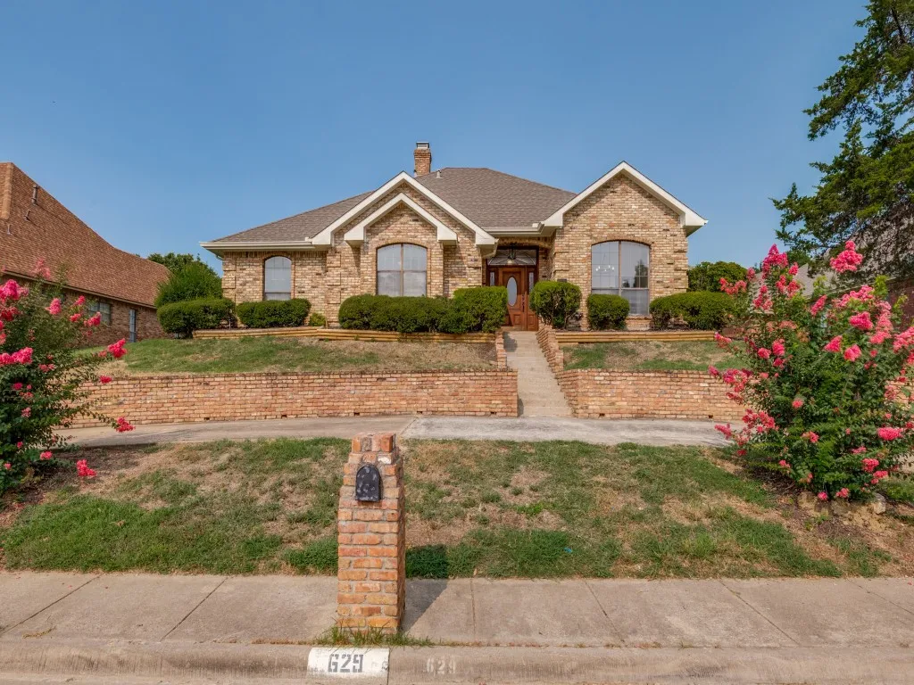 Single Family Residence For Sale in Dallas County , 629 Bent Creek Drive, De Soto, Texas 75115, 3 Bedroom, 3 Bathroom, 2 Garage spaces, 2,424 Sqft, built in 1988, mls#21406237, Real Estate Agent in De Soto, Homes For Sale in Dallas county, Homes For Sale in De Soto, Realtor in De Soto Texas, Real Estate Brokerage Independent Realty Texas, Luminita Cordes Realtor