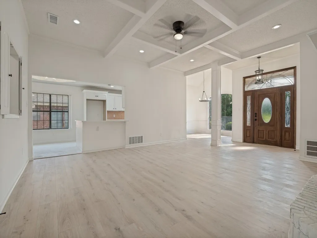 Single Family Residence For Sale in Dallas County , 629 Bent Creek Drive, De Soto, Texas 75115, 3 Bedroom, 3 Bathroom, 2 Garage spaces, 2,424 Sqft, built in 1988, mls#21406237, Real Estate Agent in De Soto, Homes For Sale in Dallas county, Homes For Sale in De Soto, Realtor in De Soto Texas, Real Estate Brokerage Independent Realty Texas, Luminita Cordes Realtor