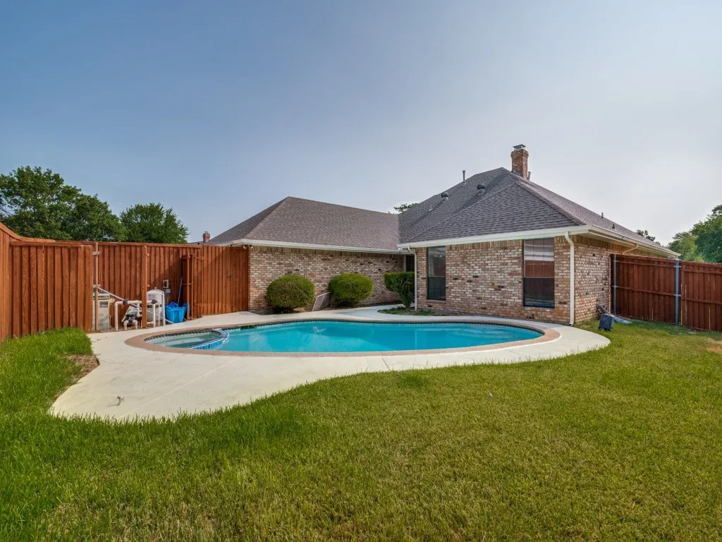 Single Family Residence For Sale in Dallas County , 629 Bent Creek Drive, De Soto, Texas 75115, 3 Bedroom, 3 Bathroom, 2 Garage spaces, 2,424 Sqft, built in 1988, mls#21406237, Real Estate Agent in De Soto, Homes For Sale in Dallas county, Homes For Sale in De Soto, Realtor in De Soto Texas, Real Estate Brokerage Independent Realty Texas, Luminita Cordes Realtor