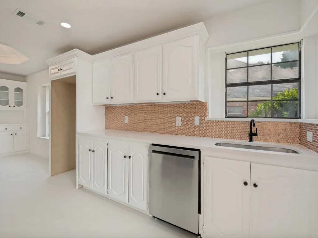 Single Family Residence For Sale in Dallas County , 629 Bent Creek Drive, De Soto, Texas 75115, 3 Bedroom, 3 Bathroom, 2 Garage spaces, 2,424 Sqft, built in 1988, mls#21406237, Real Estate Agent in De Soto, Homes For Sale in Dallas county, Homes For Sale in De Soto, Realtor in De Soto Texas, Real Estate Brokerage Independent Realty Texas, Luminita Cordes Realtor