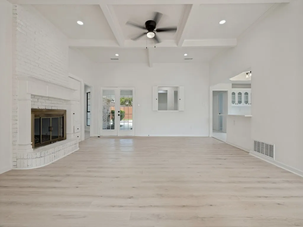 Single Family Residence For Sale in Dallas County , 629 Bent Creek Drive, De Soto, Texas 75115, 3 Bedroom, 3 Bathroom, 2 Garage spaces, 2,424 Sqft, built in 1988, mls#21406237, Real Estate Agent in De Soto, Homes For Sale in Dallas county, Homes For Sale in De Soto, Realtor in De Soto Texas, Real Estate Brokerage Independent Realty Texas, Luminita Cordes Realtor