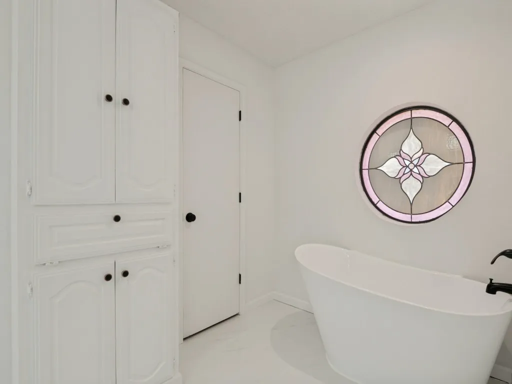 Single Family Residence For Sale in Dallas County , 629 Bent Creek Drive, De Soto, Texas 75115, 3 Bedroom, 3 Bathroom, 2 Garage spaces, 2,424 Sqft, built in 1988, mls#21406237, Real Estate Agent in De Soto, Homes For Sale in Dallas county, Homes For Sale in De Soto, Realtor in De Soto Texas, Real Estate Brokerage Independent Realty Texas, Luminita Cordes Realtor