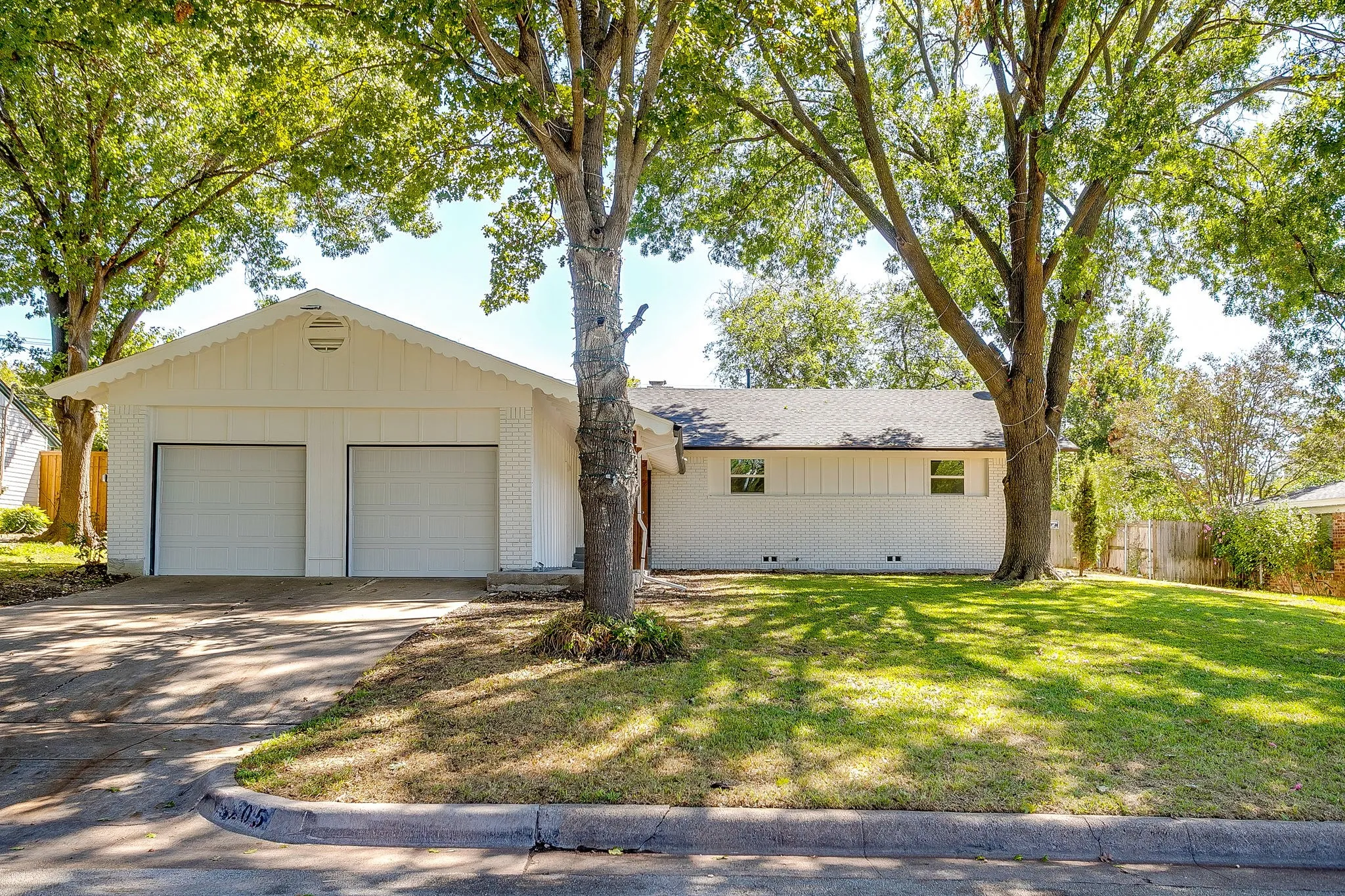Single Family Residence For Sale in Tarrant County , 3205 Cortez Drive, Fort Worth, Texas 76116, 3 Bedroom, 2 Bathroom, 2 Garage spaces, 1,640 Sqft, built in 1958, mls#21405110, Real Estate Agent in Fort Worth, Homes For Sale in Tarrant county, Homes For Sale in Fort Worth, Realtor in Fort Worth Texas, Real Estate Brokerage Independent Realty Texas, Luminita Cordes Realtor