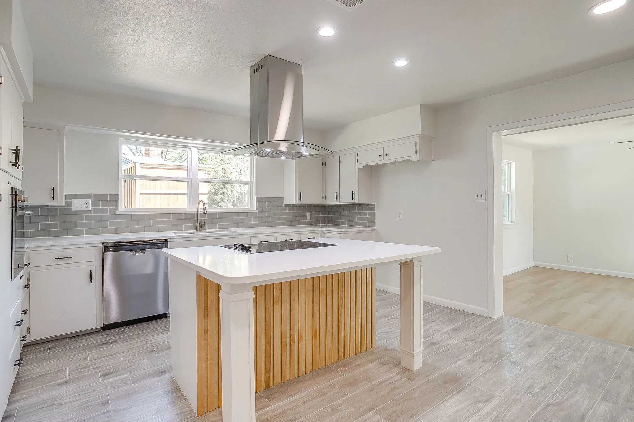 Single Family Residence For Sale in Tarrant County , 3205 Cortez Drive, Fort Worth, Texas 76116, 3 Bedroom, 2 Bathroom, 2 Garage spaces, 1,640 Sqft, built in 1958, mls#21405110, Real Estate Agent in Fort Worth, Homes For Sale in Tarrant county, Homes For Sale in Fort Worth, Realtor in Fort Worth Texas, Real Estate Brokerage Independent Realty Texas, Luminita Cordes Realtor